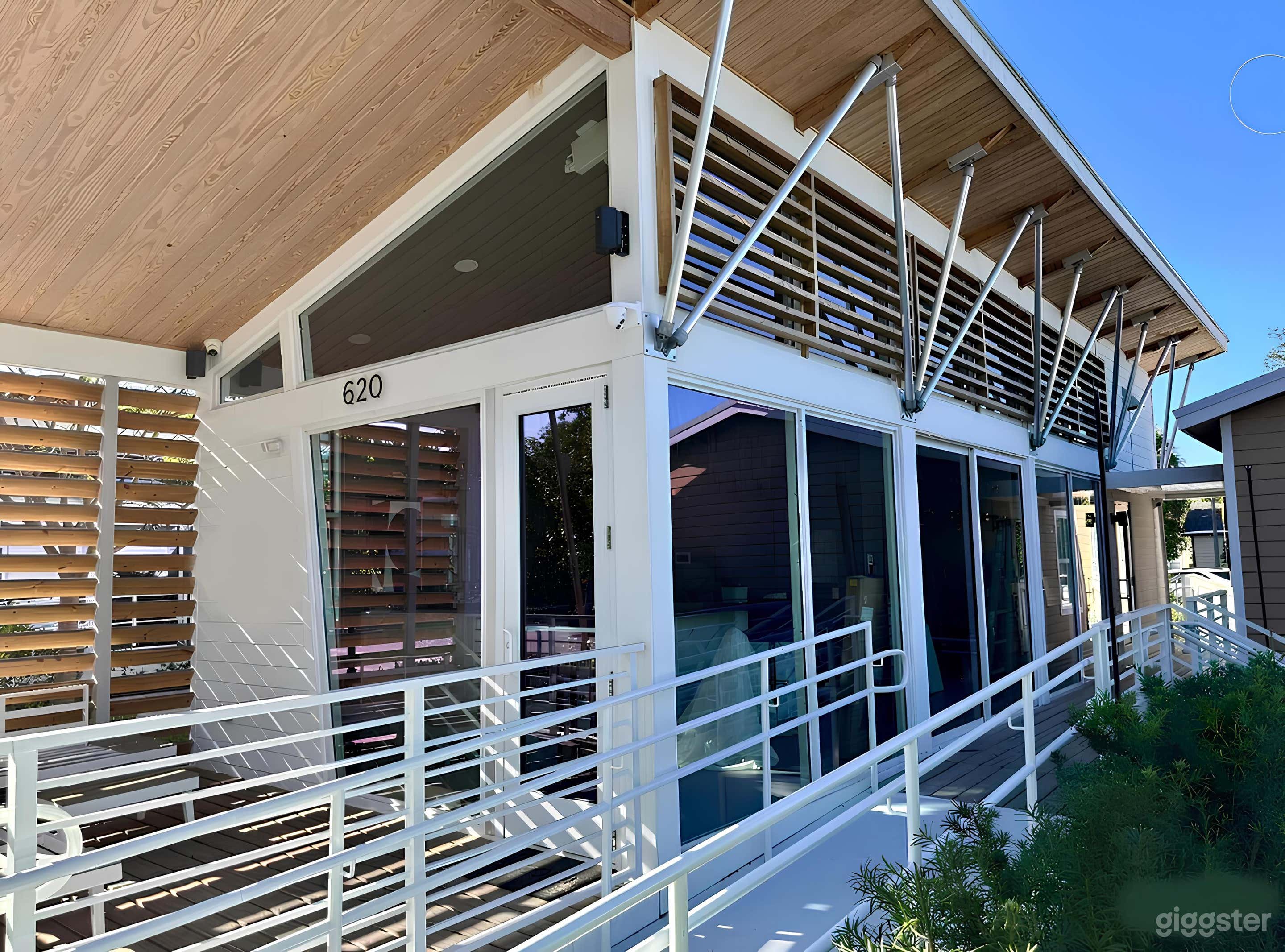 Elegant Bar Garden Outdoor Venue Photo 3