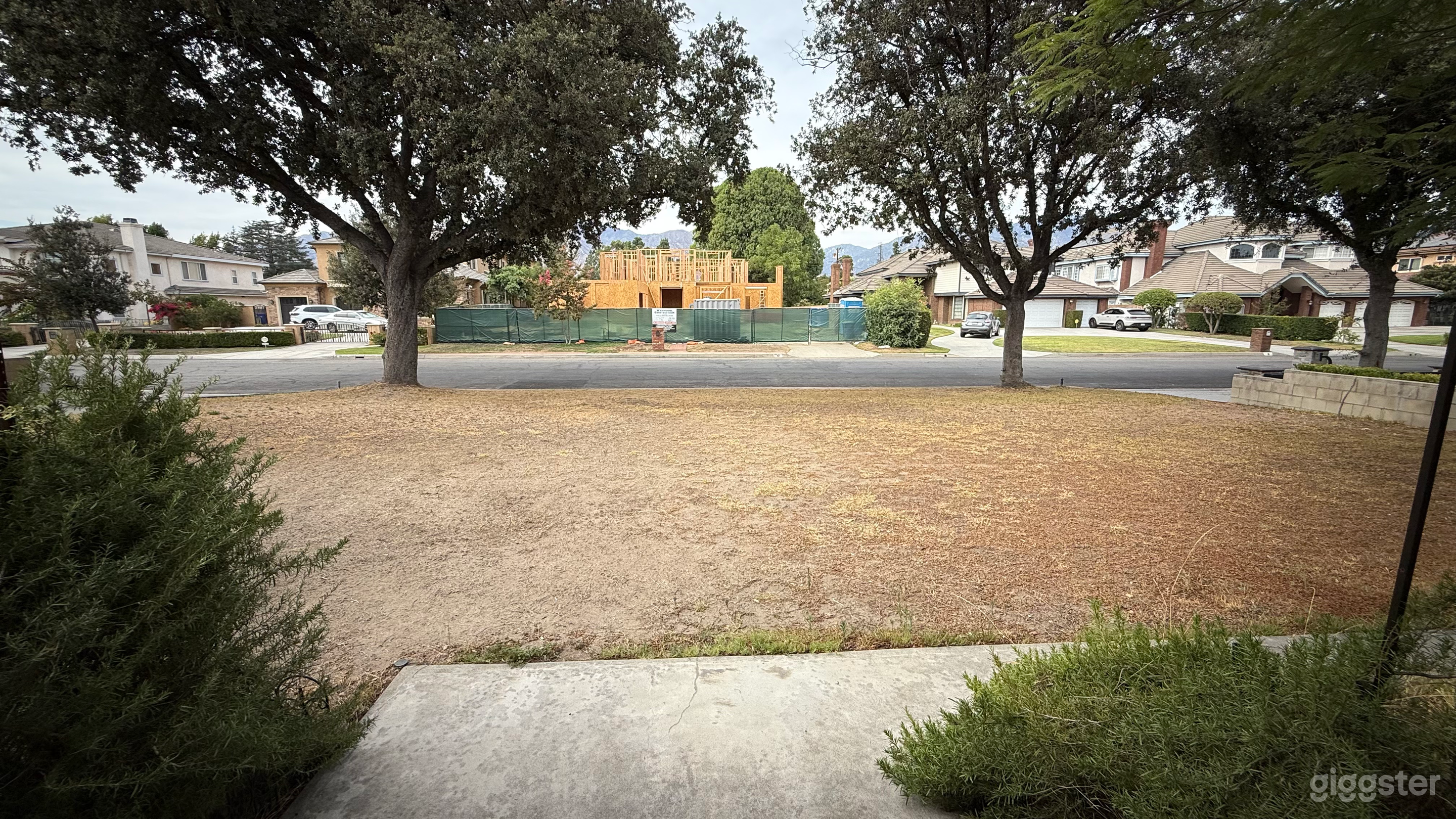 Charming Ranch-Style Front Yard &amp; Pool Backyard Oasis Photo 3