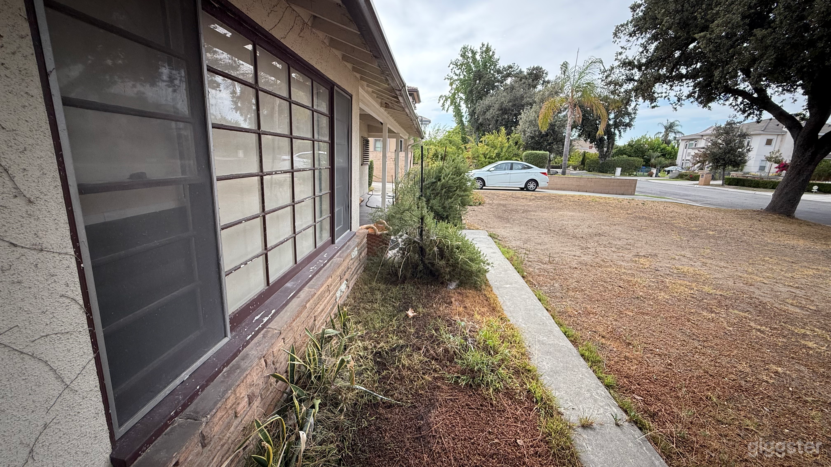 Charming Ranch-Style Front Yard &amp; Pool Backyard Oasis Photo 2