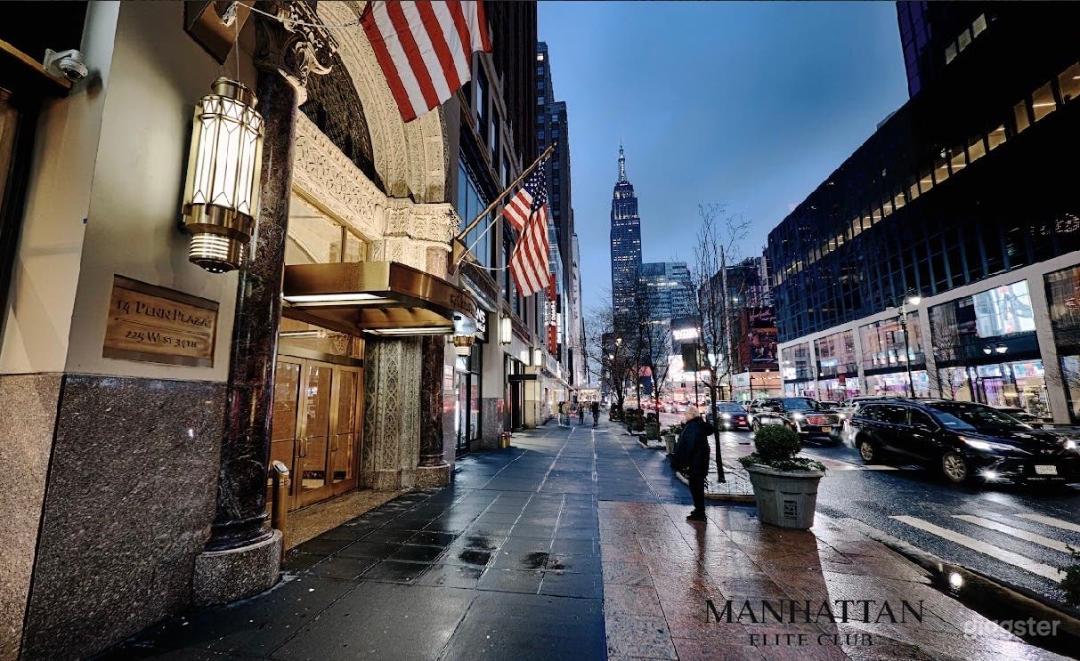 Gallery-Style Event Space with Chandeliers & High Ceilings Photo 4