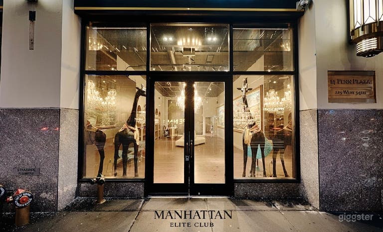  Gallery-Style Event Space with Chandeliers & High Ceilings 