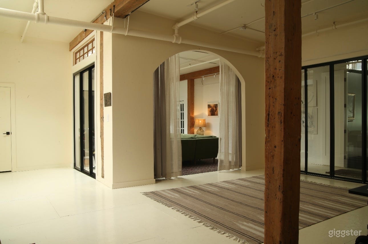 Skylit studio space in huge BK loft Photo 4