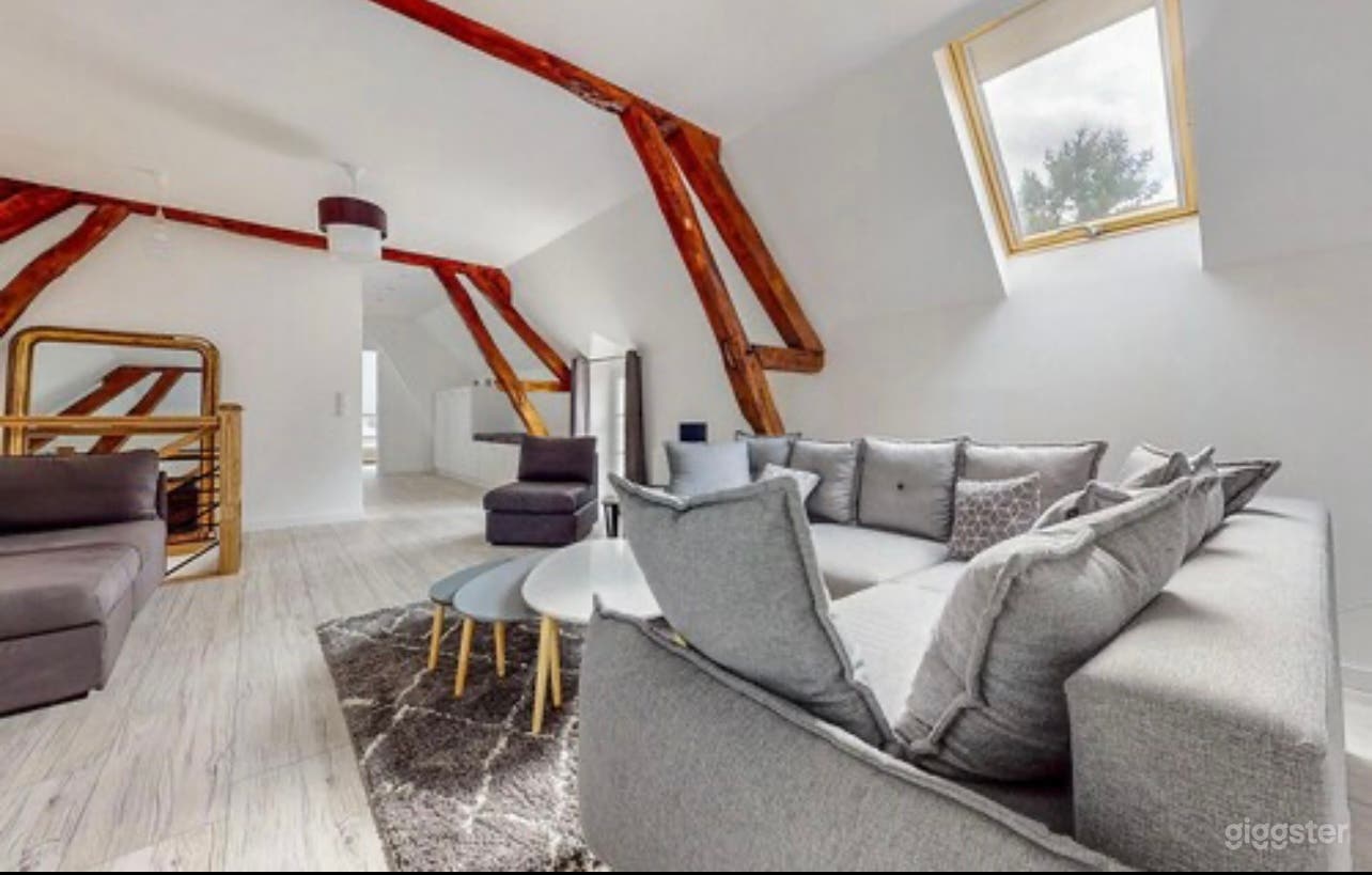 À l’étage vaste salon coin télévision jeux de sociétés jeux pour enfants 