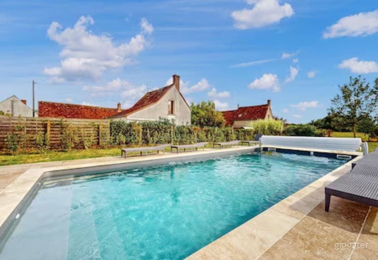  Piscine de 10 m x 4 sur 160 cm 
Chauffée 
Ouverte entre mai et septembre  