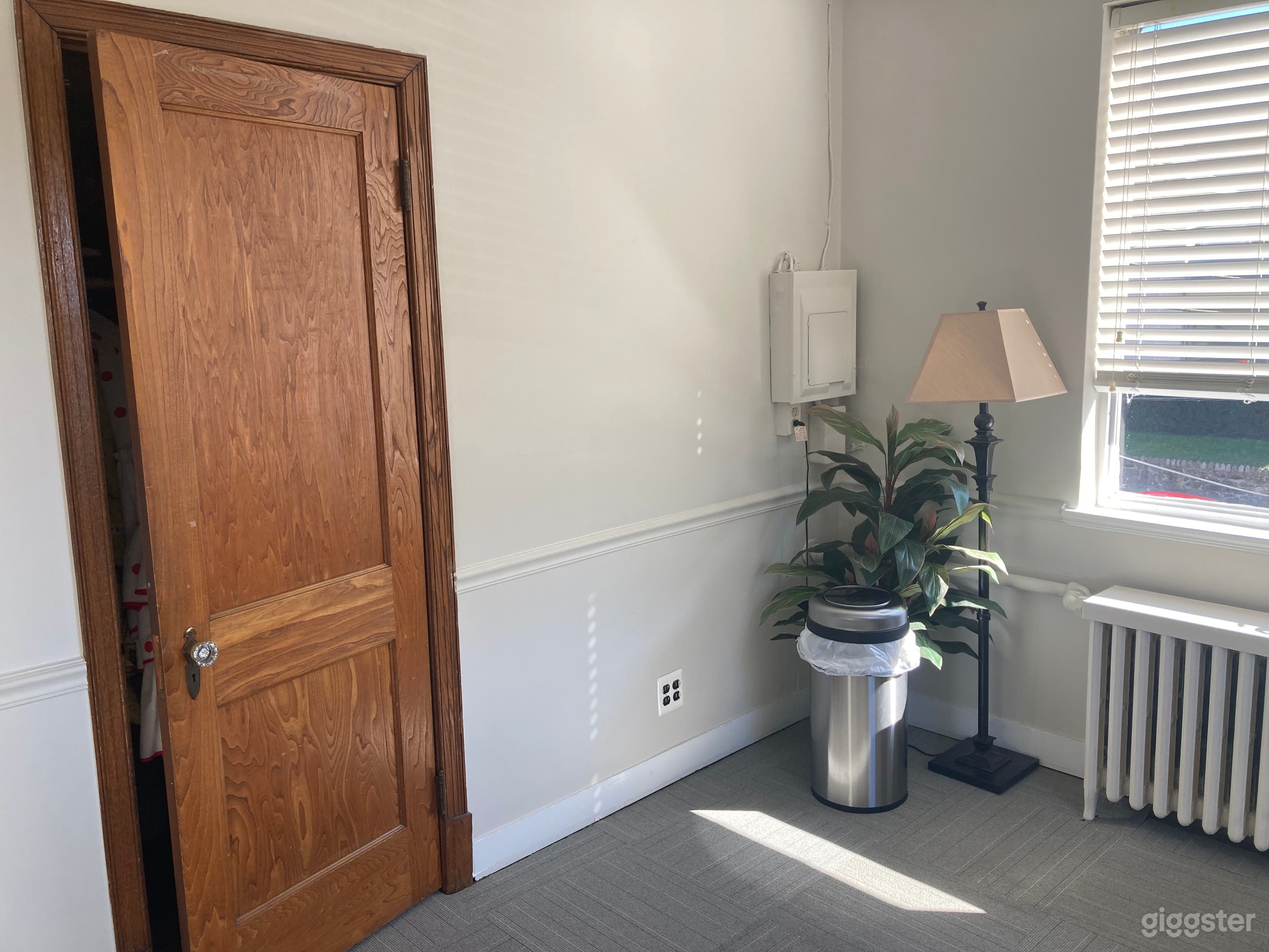 Waiting room/reception area/changing area. Can also be used for conferences 