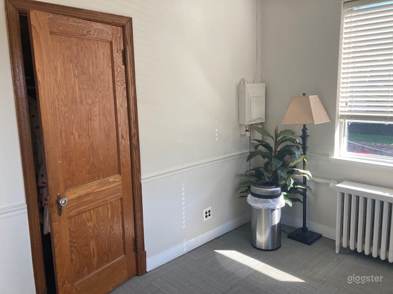  Waiting room/reception area/changing area. Can also be used for conferences  