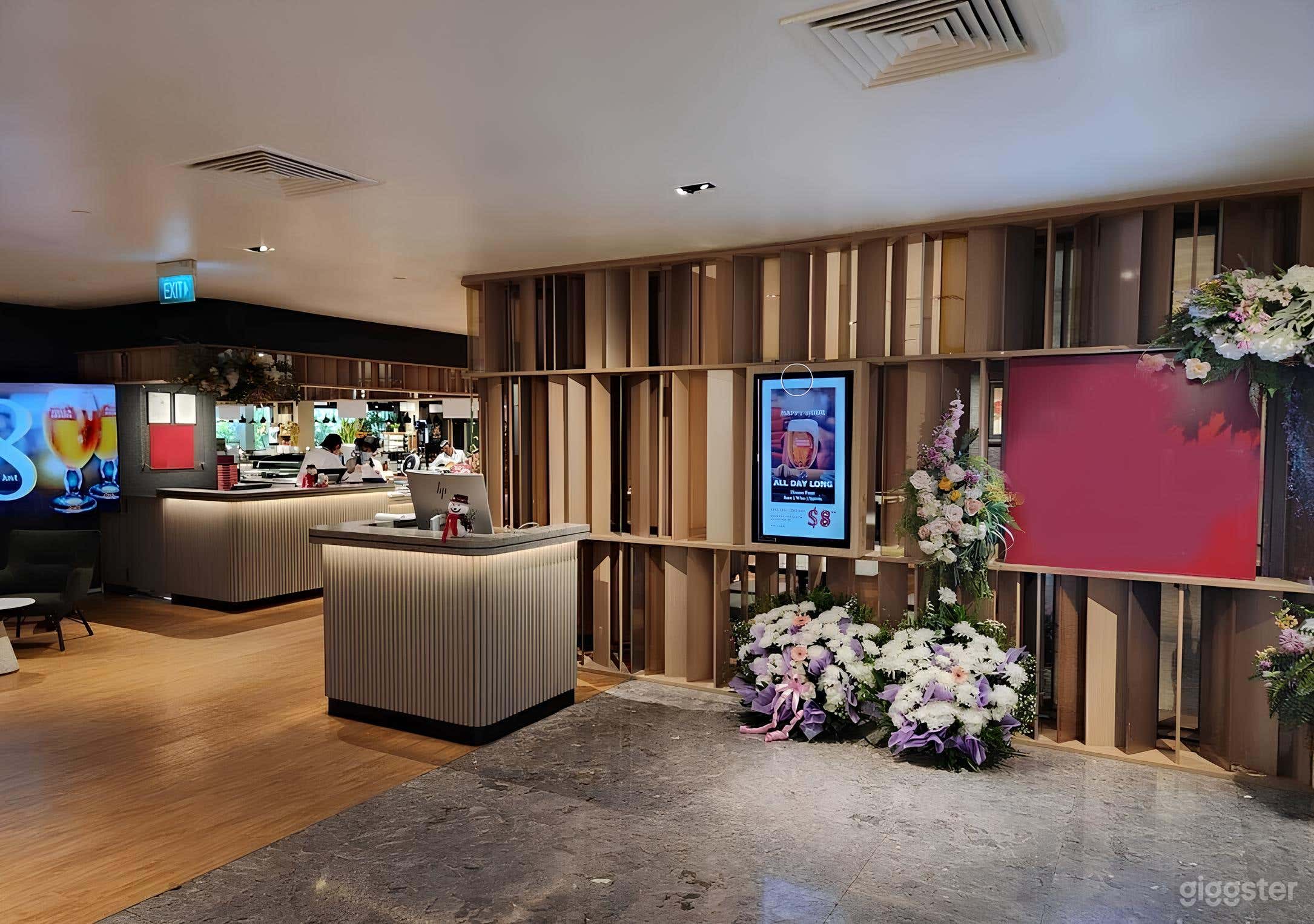 Elegant Event Venue With Diverse Cuisine Photo 3