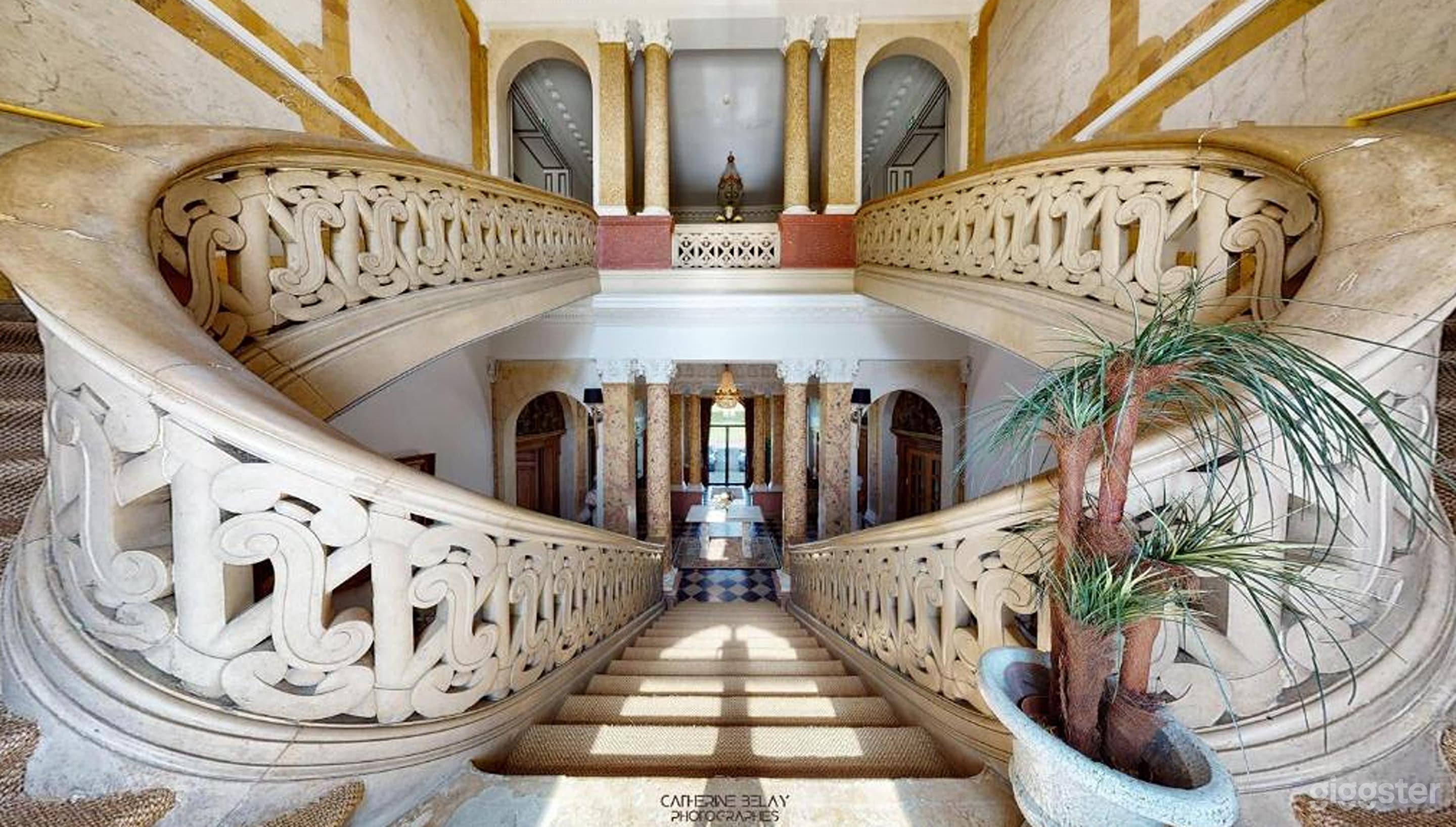 Photo de Un grand domaine d'une splendeur architecturale 3