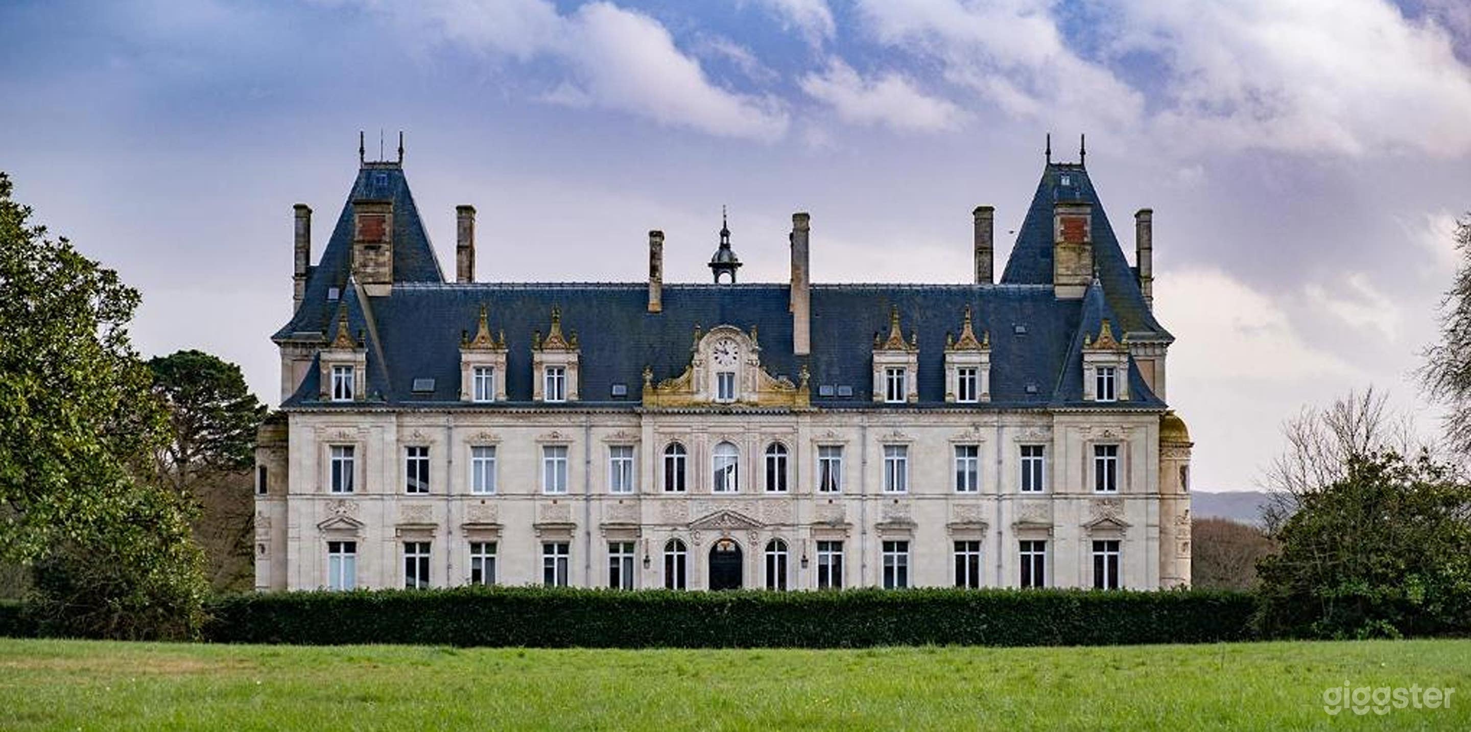 Photo de Un grand domaine d'une splendeur architecturale 1