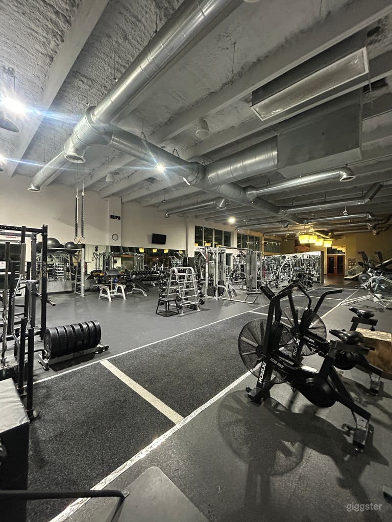  Gimnasio de lujo con diseño industrial moderno 