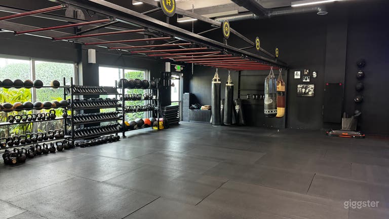  Gimnasio de lujo con diseño industrial moderno 