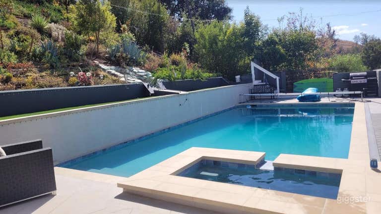  Poolside Bliss: Luxury Woodland Hills Retreat 