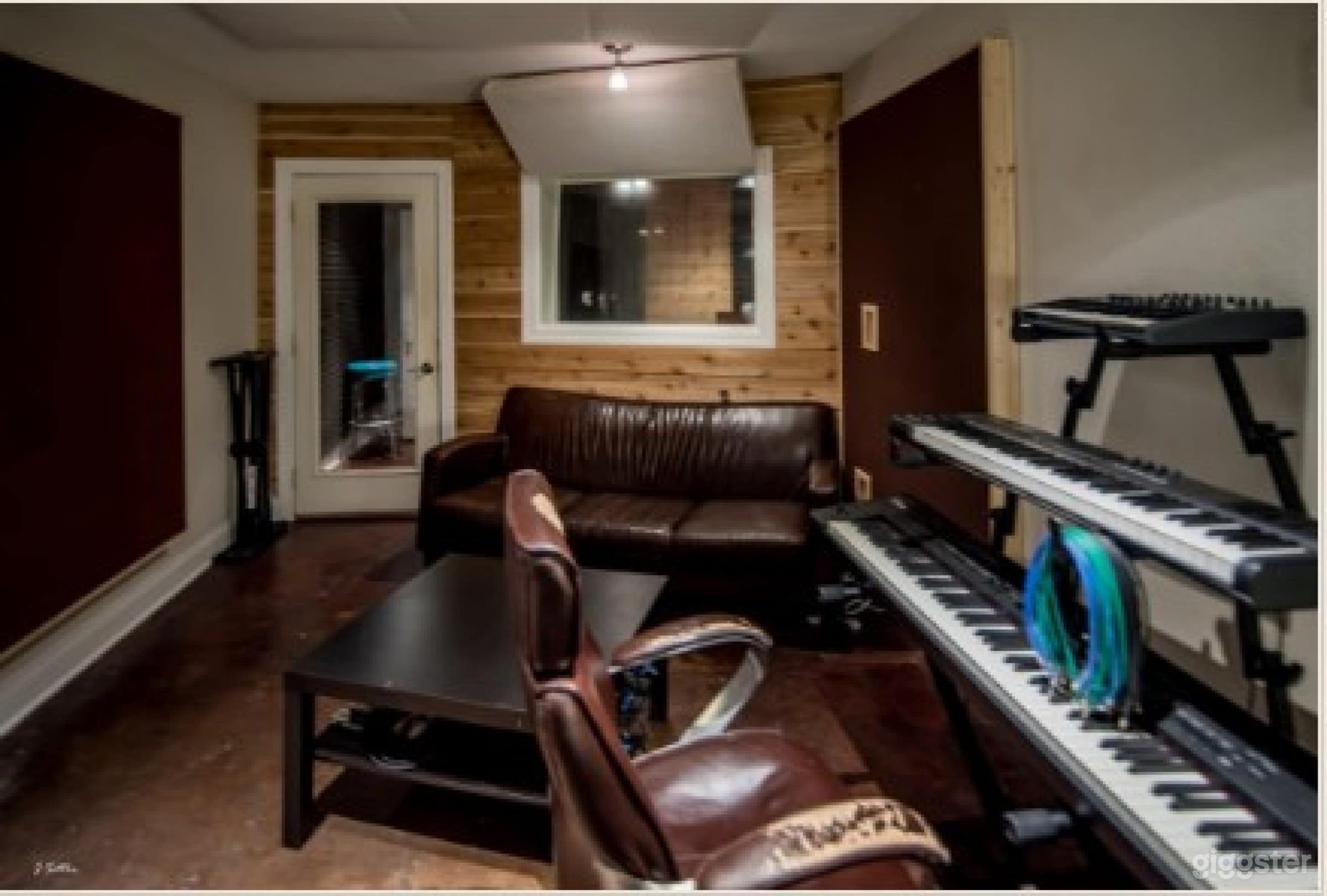 Studio B-  Vocal Tracking, VO, Editing, Overdubs And Production Photo 2