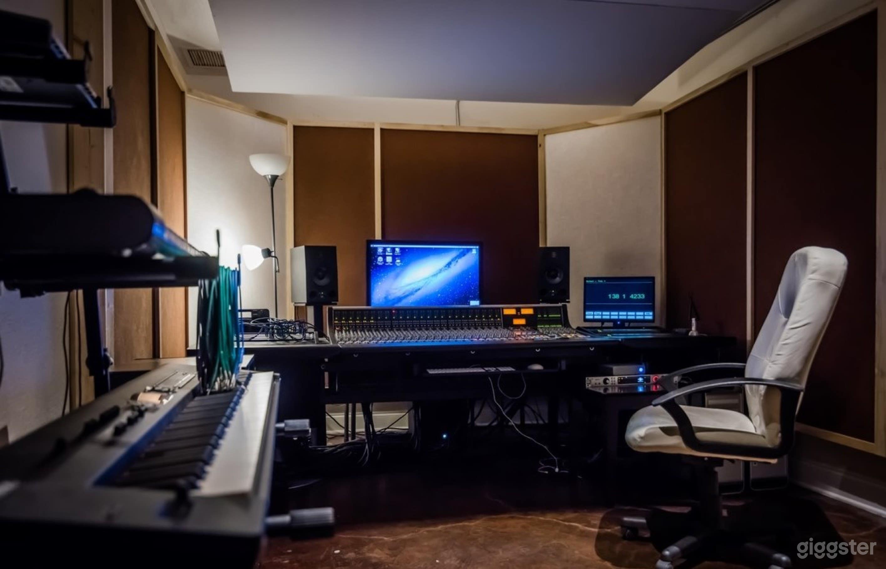 Studio B-  Vocal Tracking, VO, Editing, Overdubs And Production Photo 3