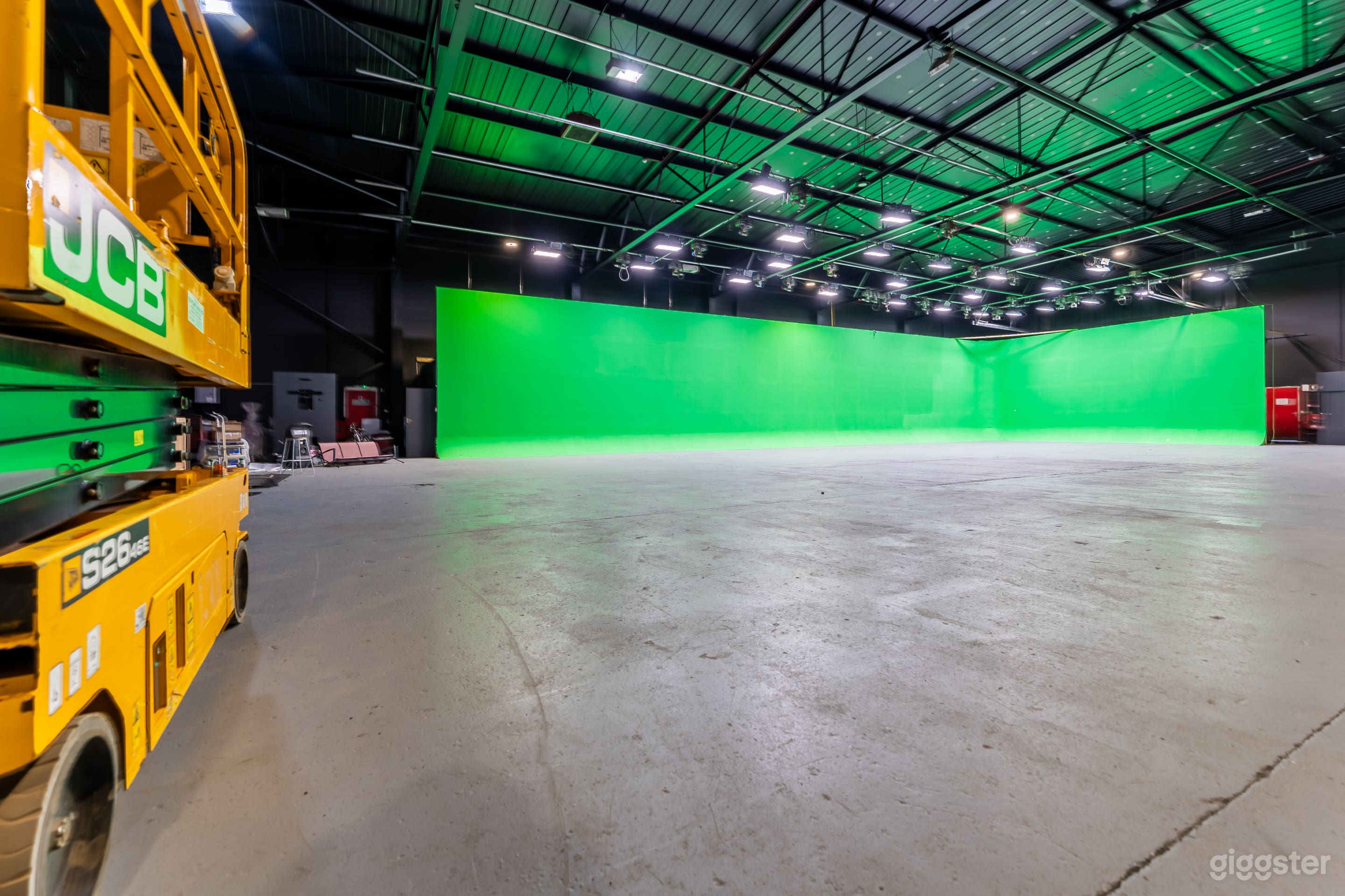 Huge, Drive In Film And Production Studio In Luton Photo 2