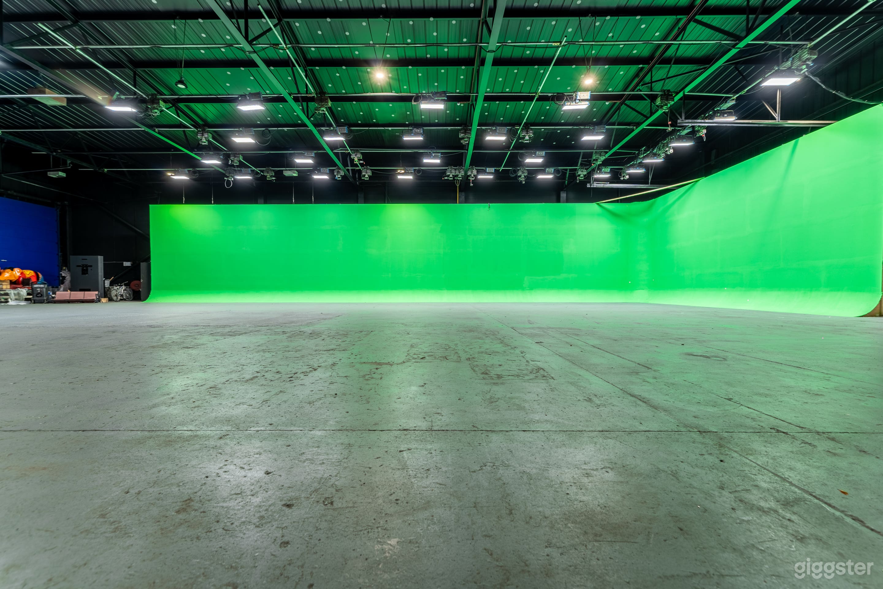 Huge, Drive In Film And Production Studio In Luton Photo 3