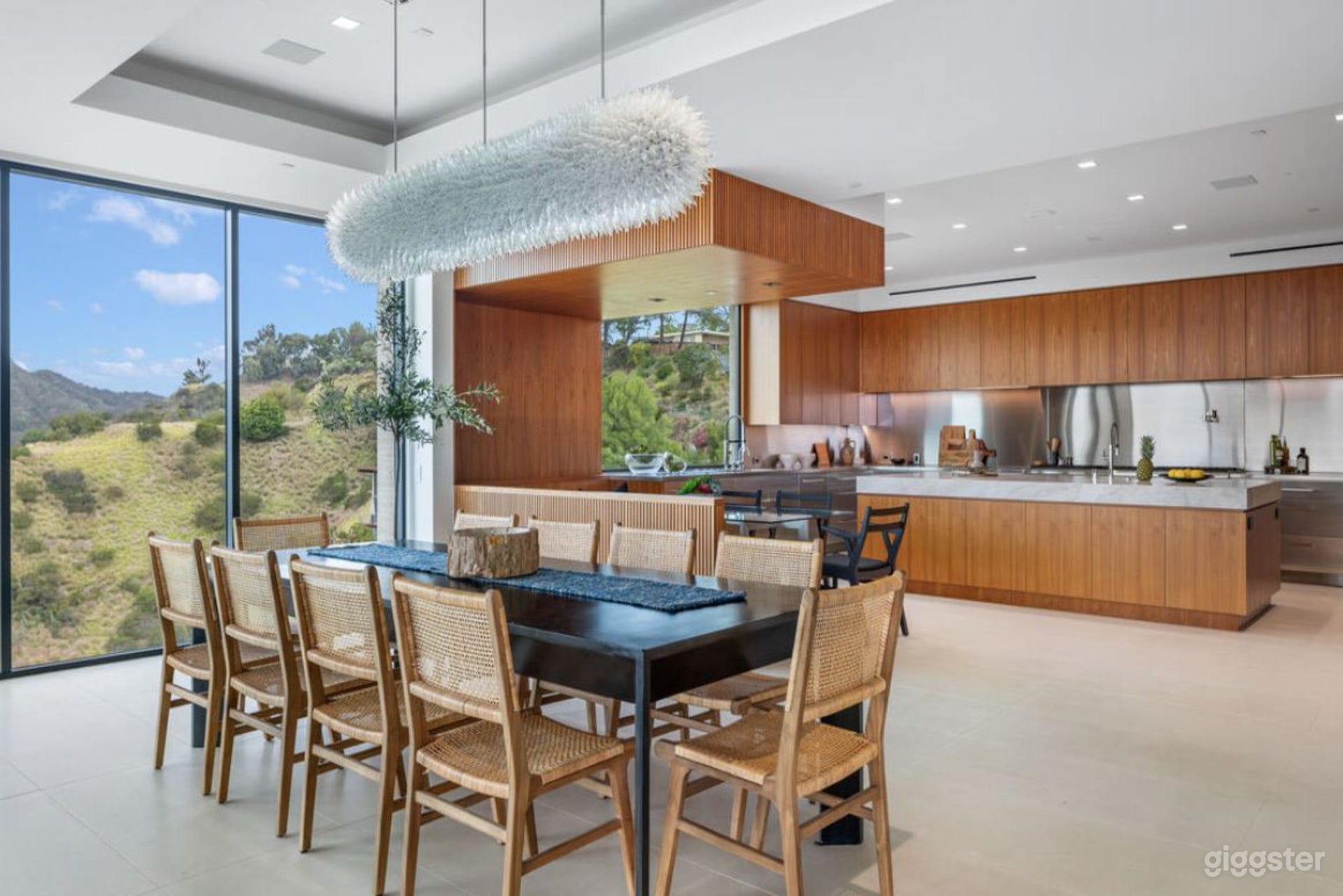 THE LAST HOUSE BEFORE THE SKY Photo 3