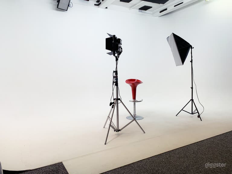  studio with pre-lit infinity cove 