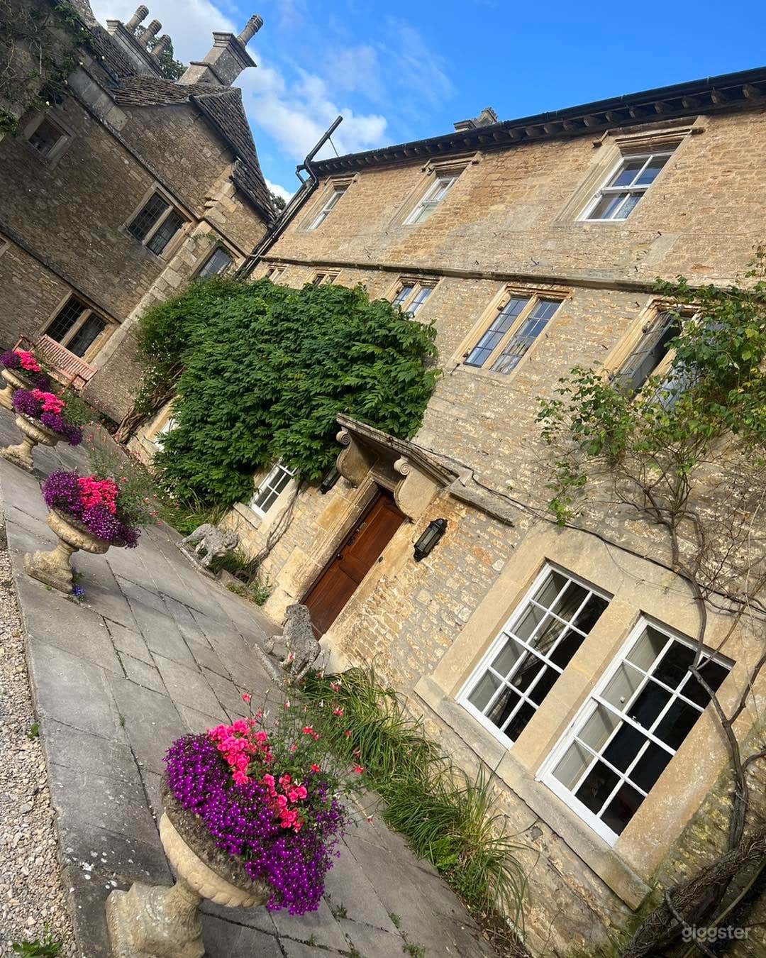 Modern and Small Conference Room for Meetings Photo 3