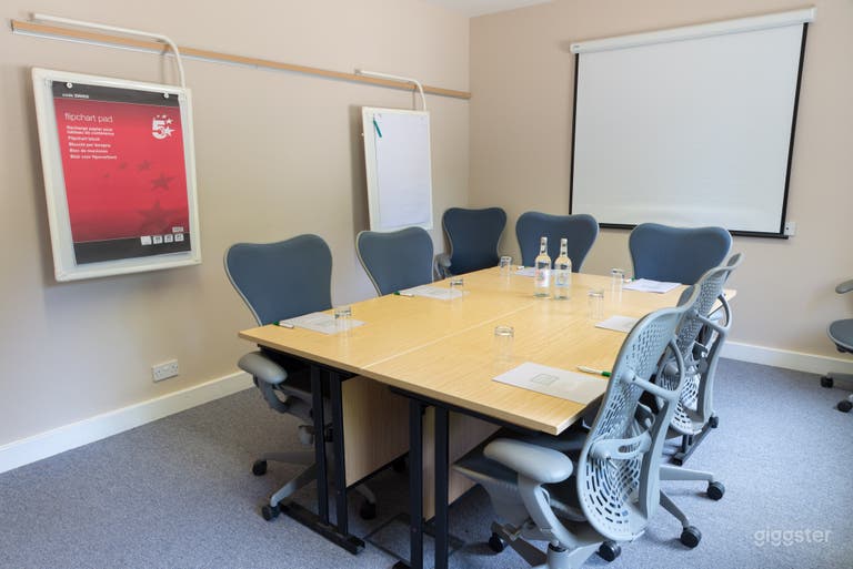  Modern and Small Conference Room for Meetings 