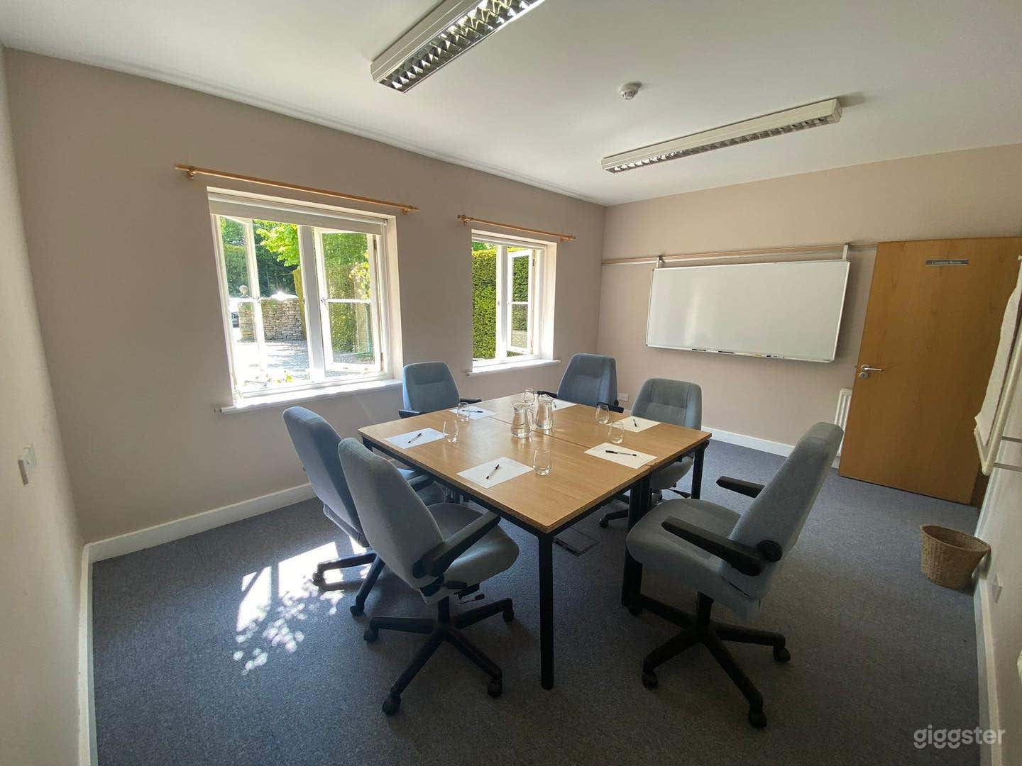 Modern and Small Conference Room for Meetings Photo 4