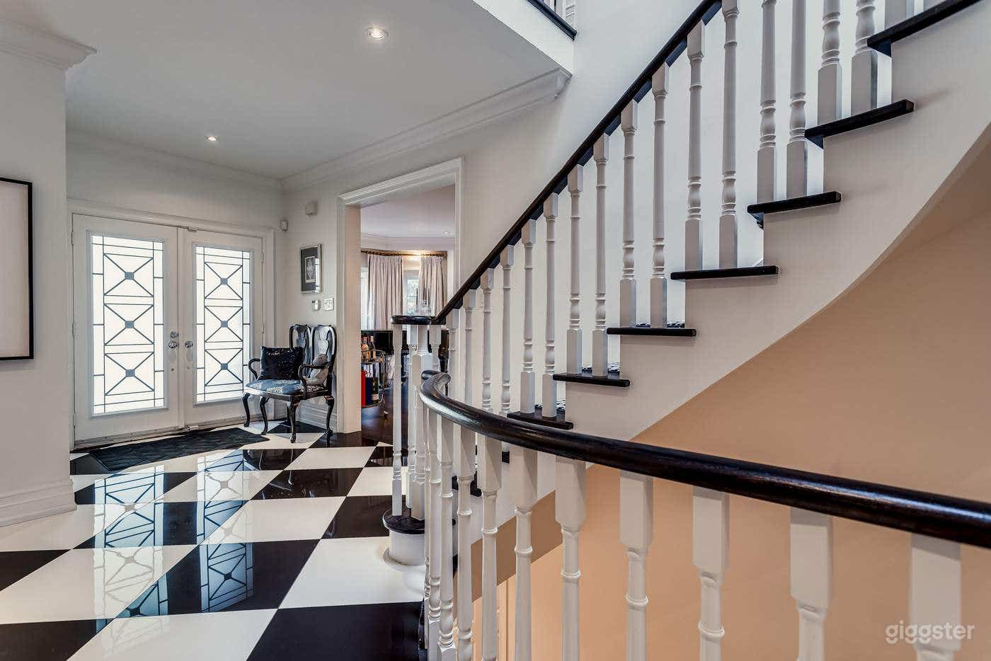 Contemporary Open Concept House Photo 4