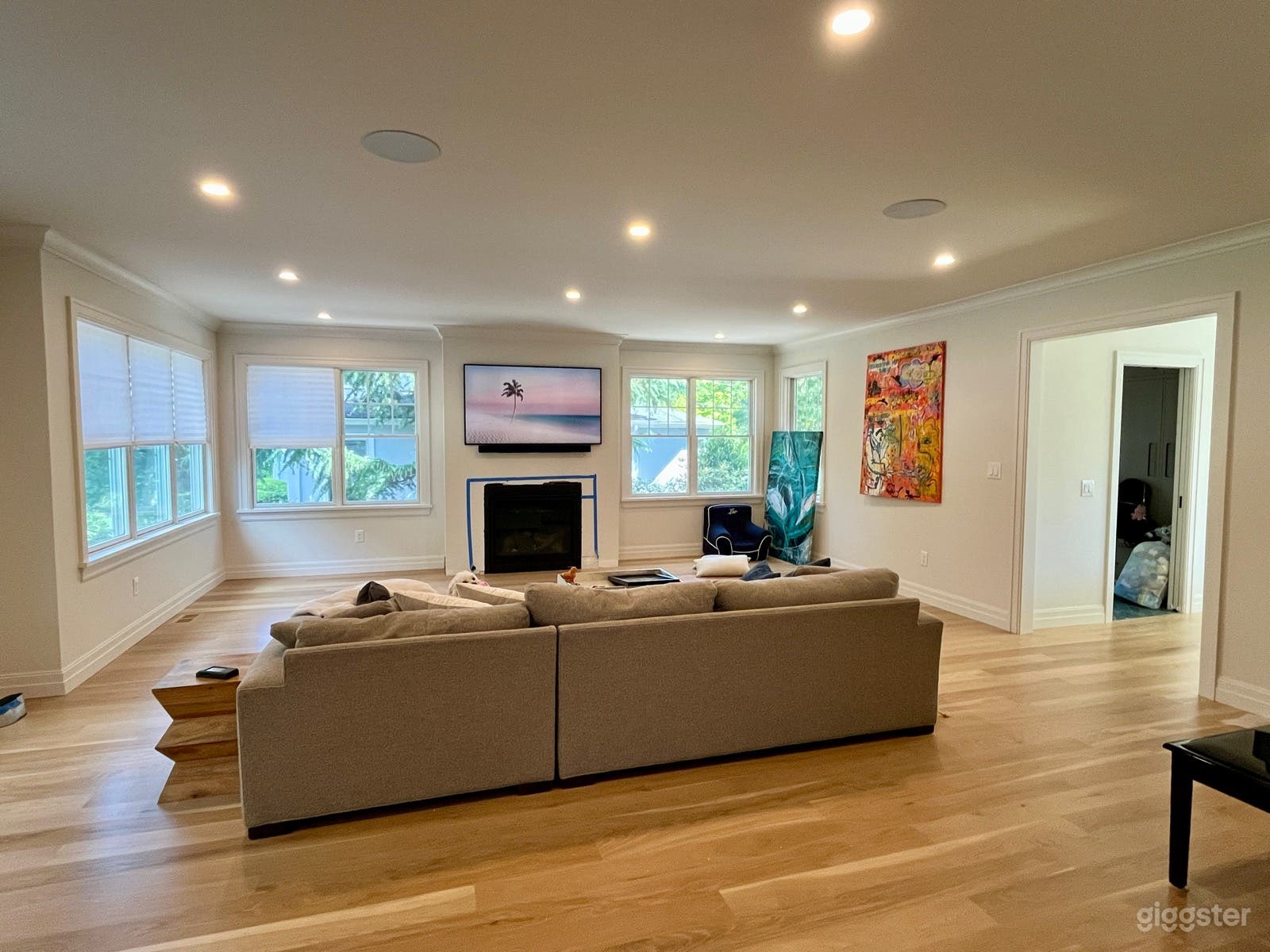 Beautiful, upscale modern home w/designer kitchen Photo 3