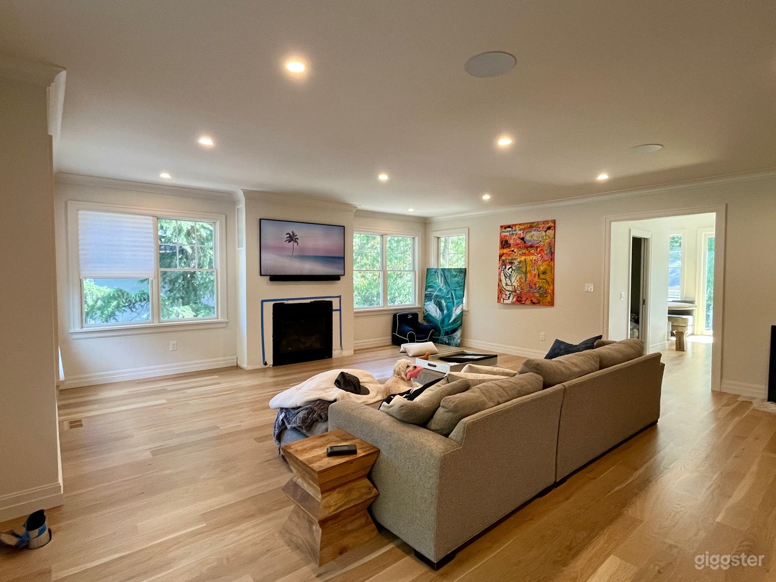 Beautiful, upscale modern home w/designer kitchen Photo 4