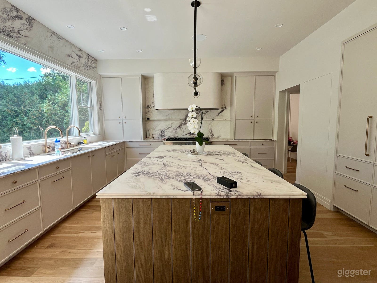 Beautiful, upscale modern home w/designer kitchen Photo 1