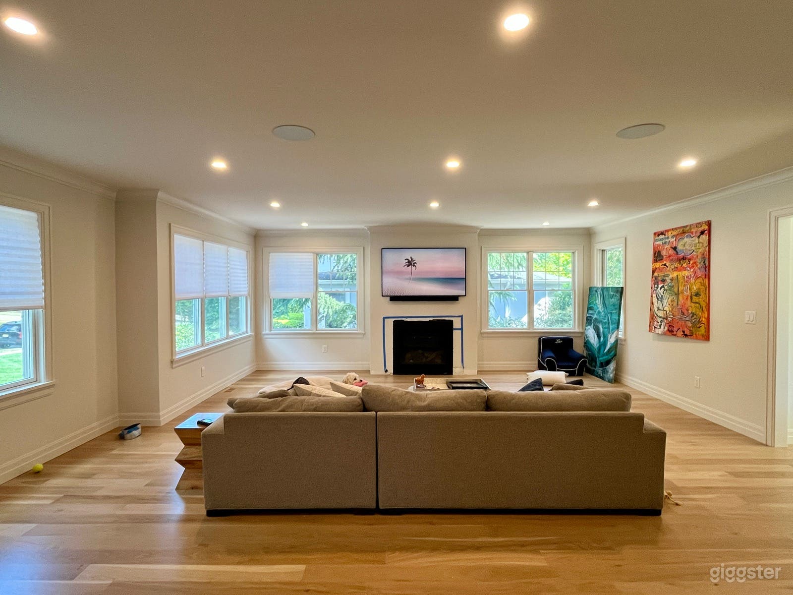 Beautiful, upscale modern home w/designer kitchen Photo 2