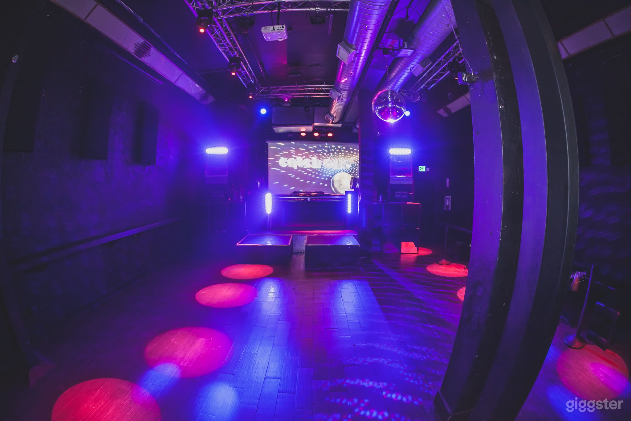 Noise + Tavern Room Photo 1