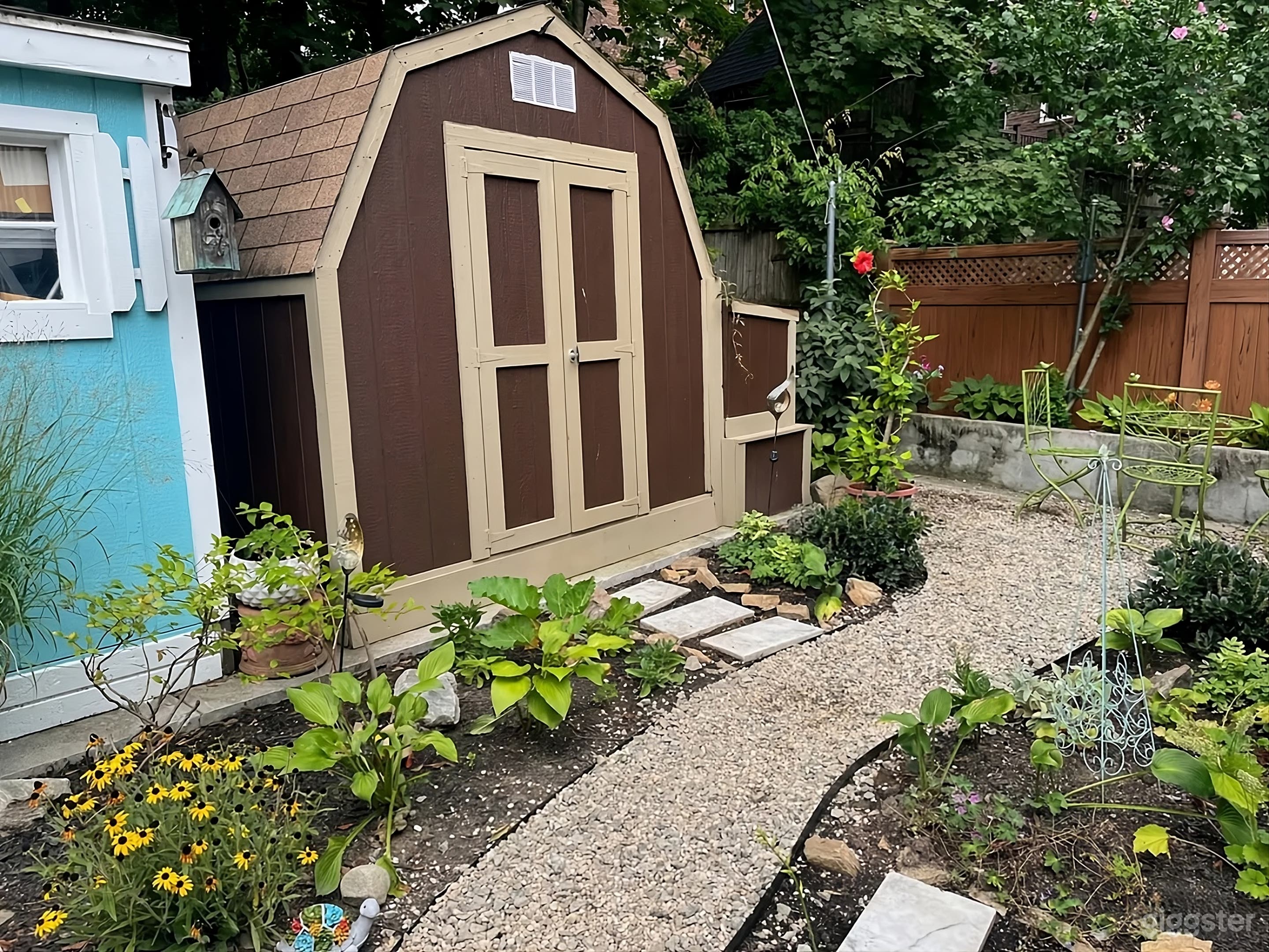 Vintage Garden Backyard Photo 4