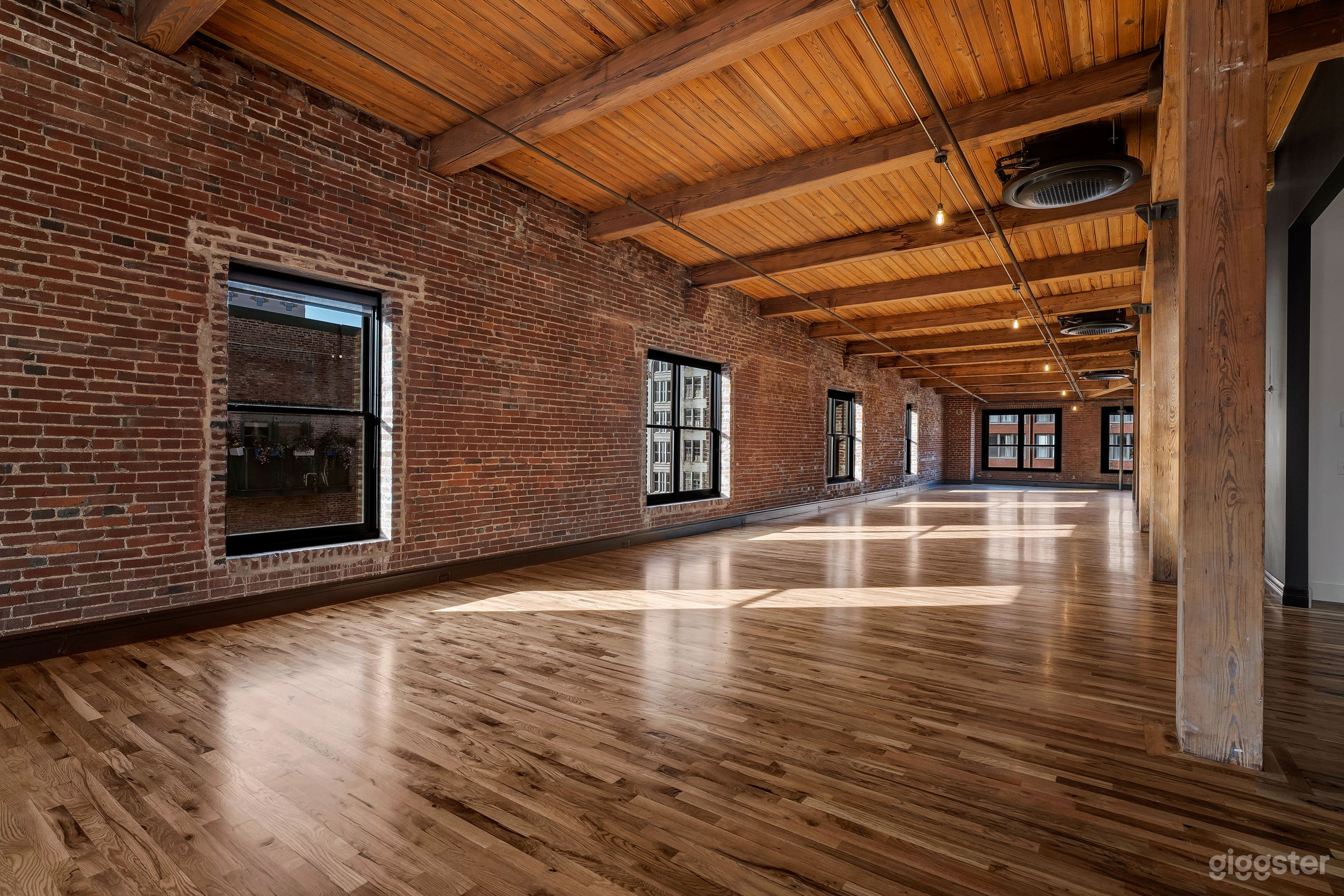 DOWNTOWN PENTHOUSE LOFT Photo 4