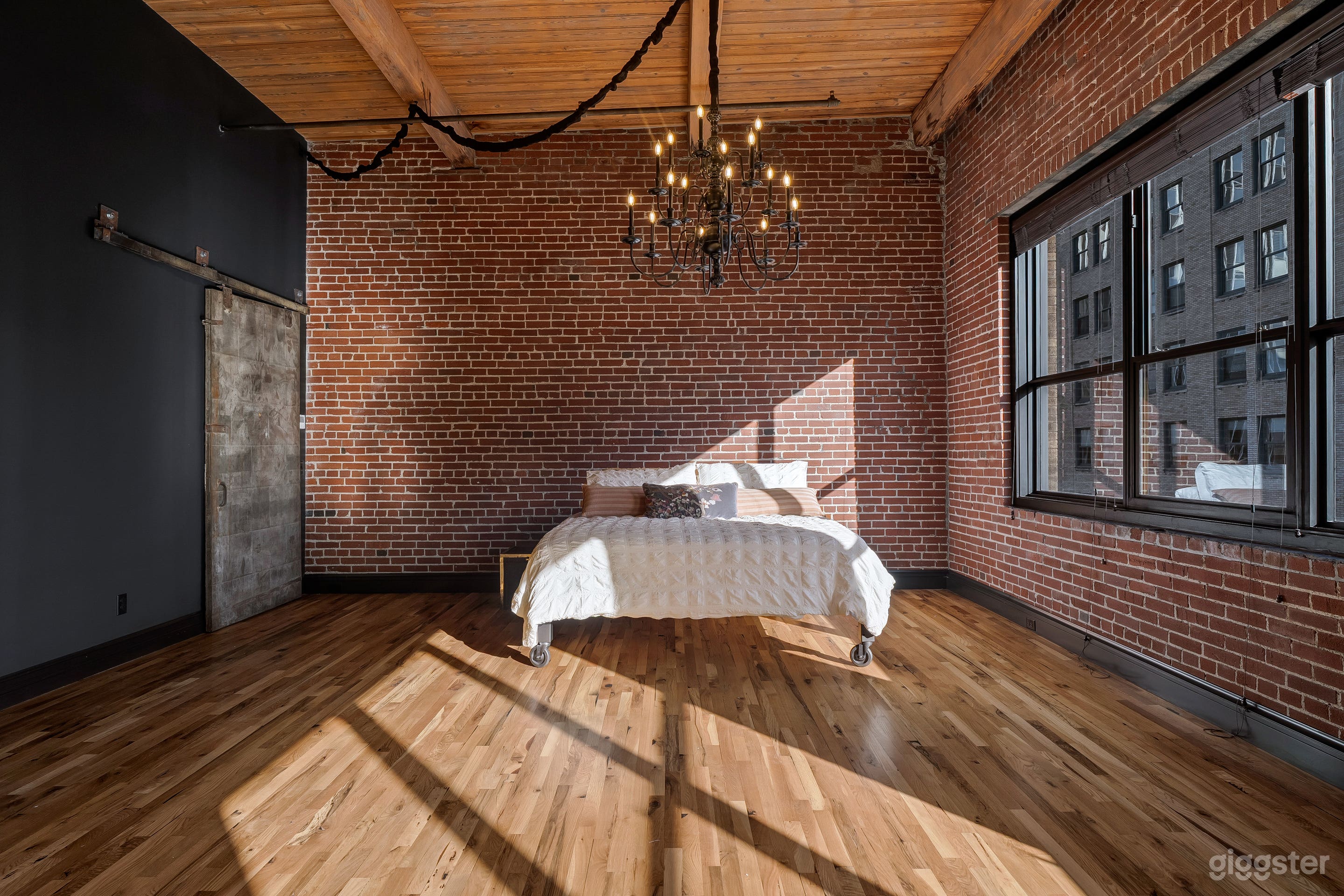DOWNTOWN PENTHOUSE LOFT Photo 3