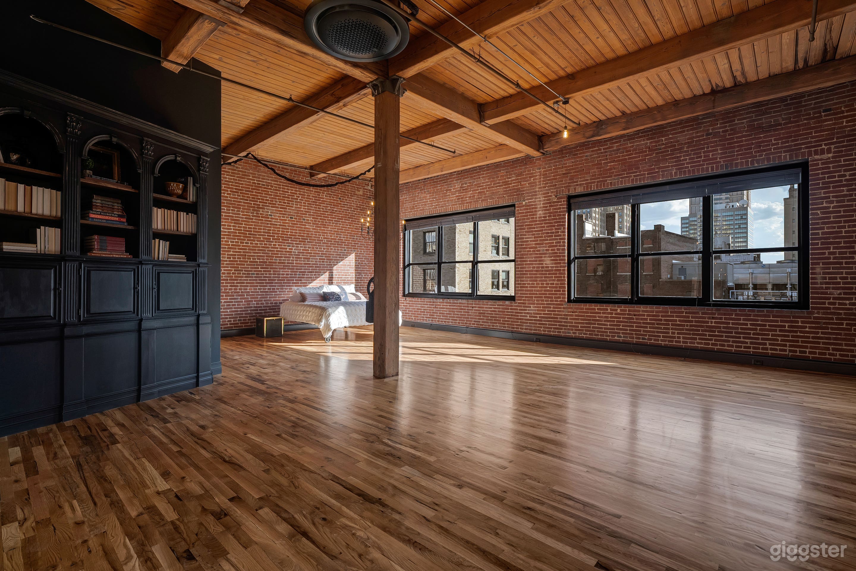 DOWNTOWN PENTHOUSE LOFT Photo 2