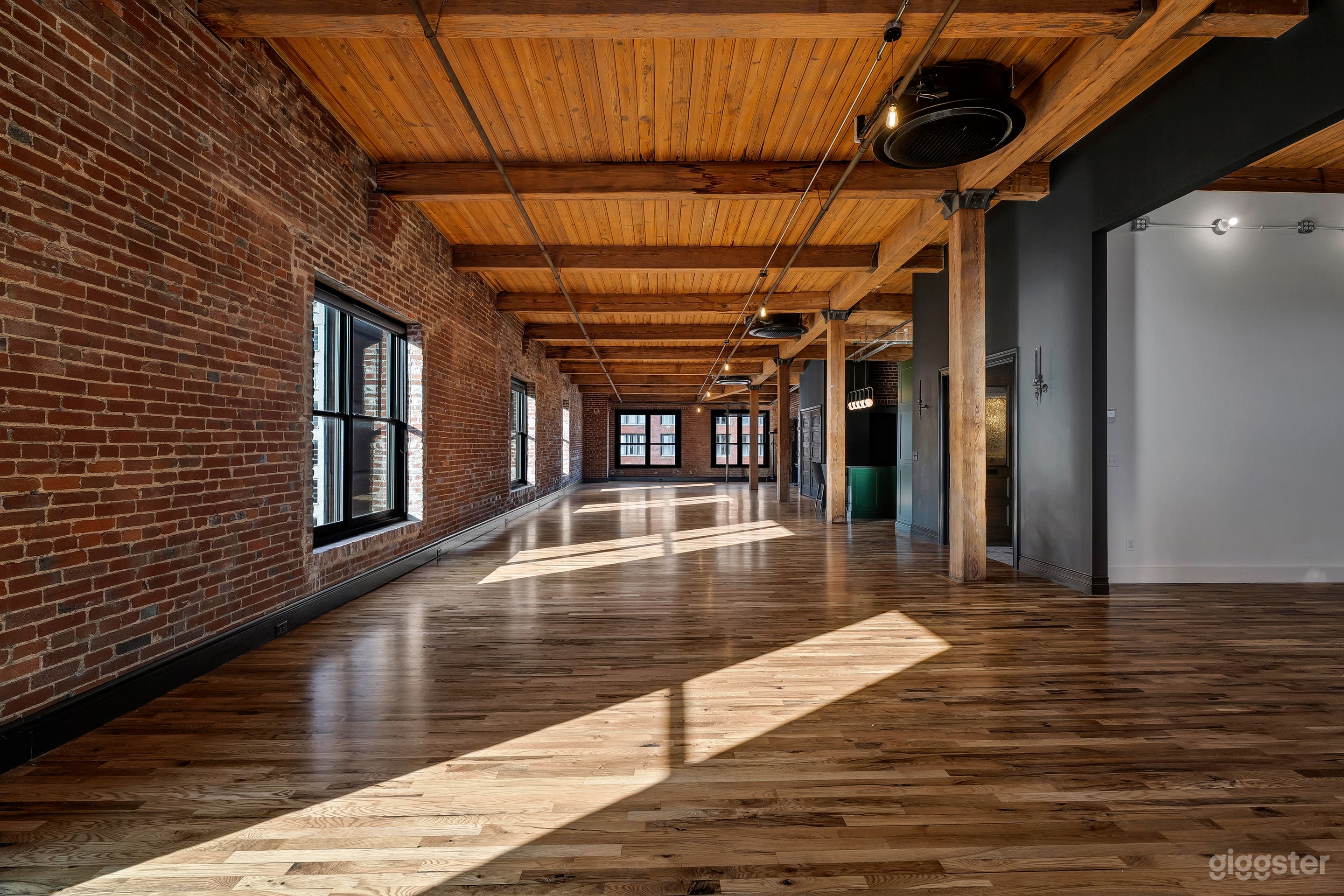 DOWNTOWN PENTHOUSE LOFT Photo 1
