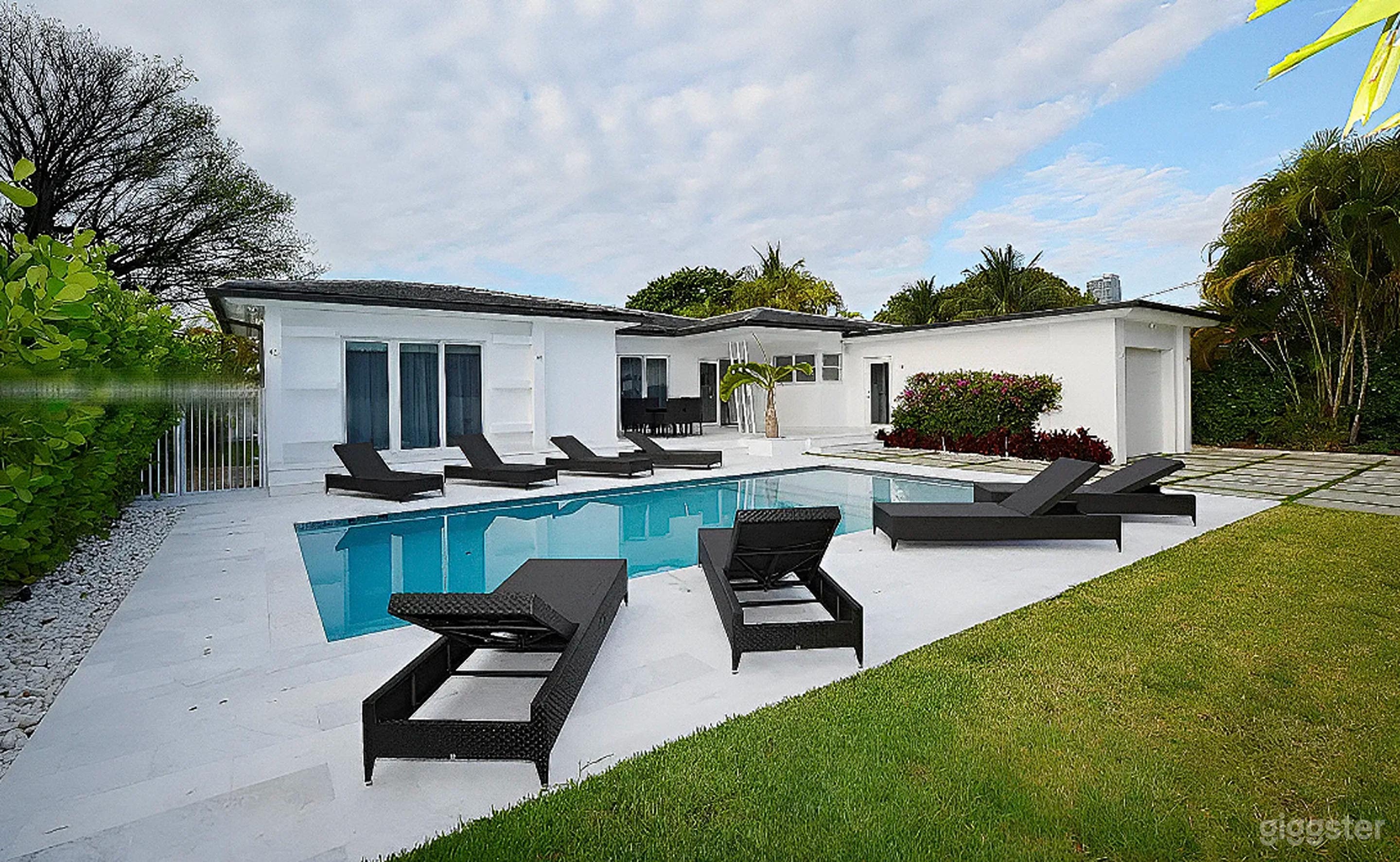 Private Pool Oasis – Perfect for Productions & Events Photo 1