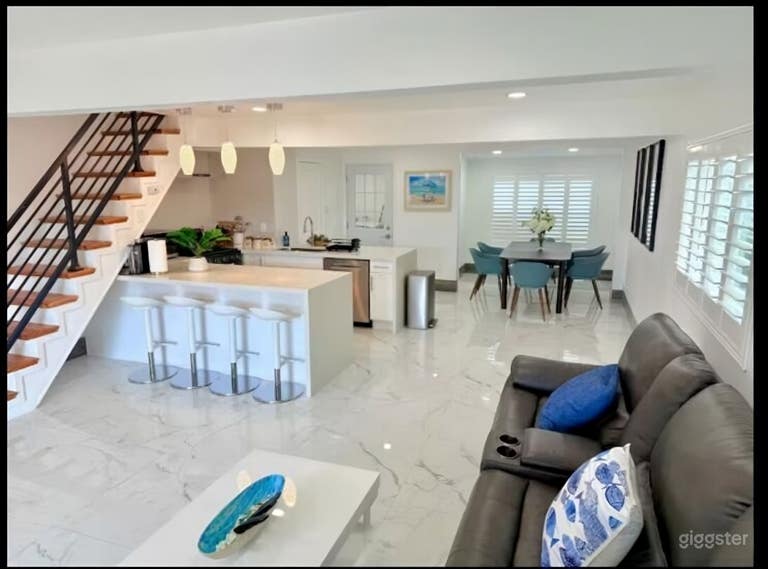  Résidence californienne moderne avec espace ouvert et lumière naturelle 