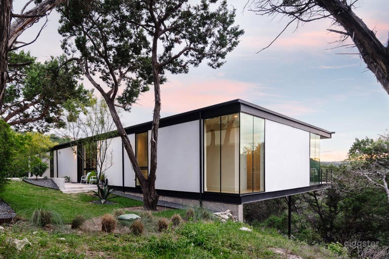  The house is cantilevered out 20&#x27; at the furthest point of the deck. 