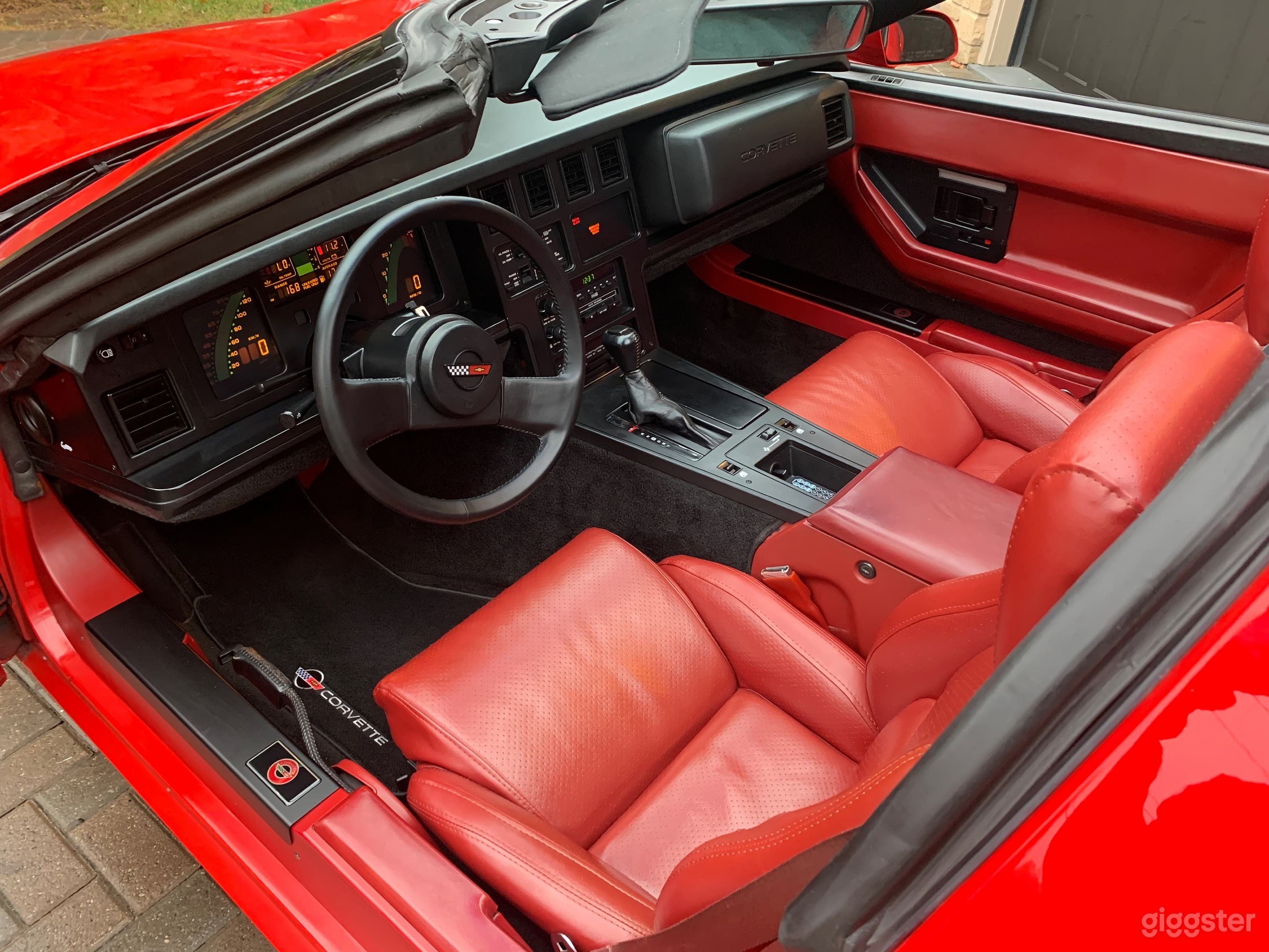 FLASHY 80s SPORTS CAR 1985 CORVETTE  Photo 2