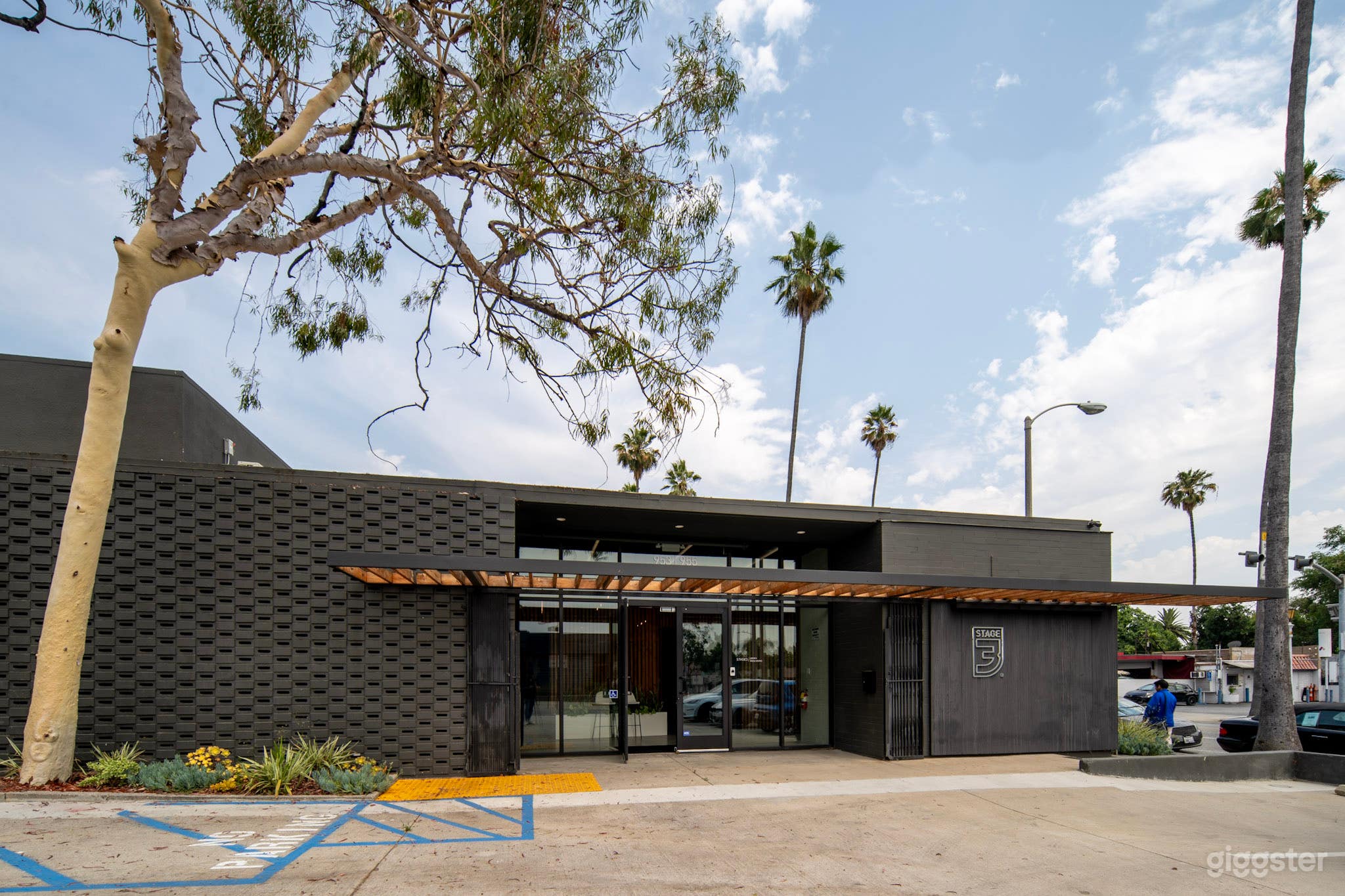 Modern Pasadena Office Photo 4