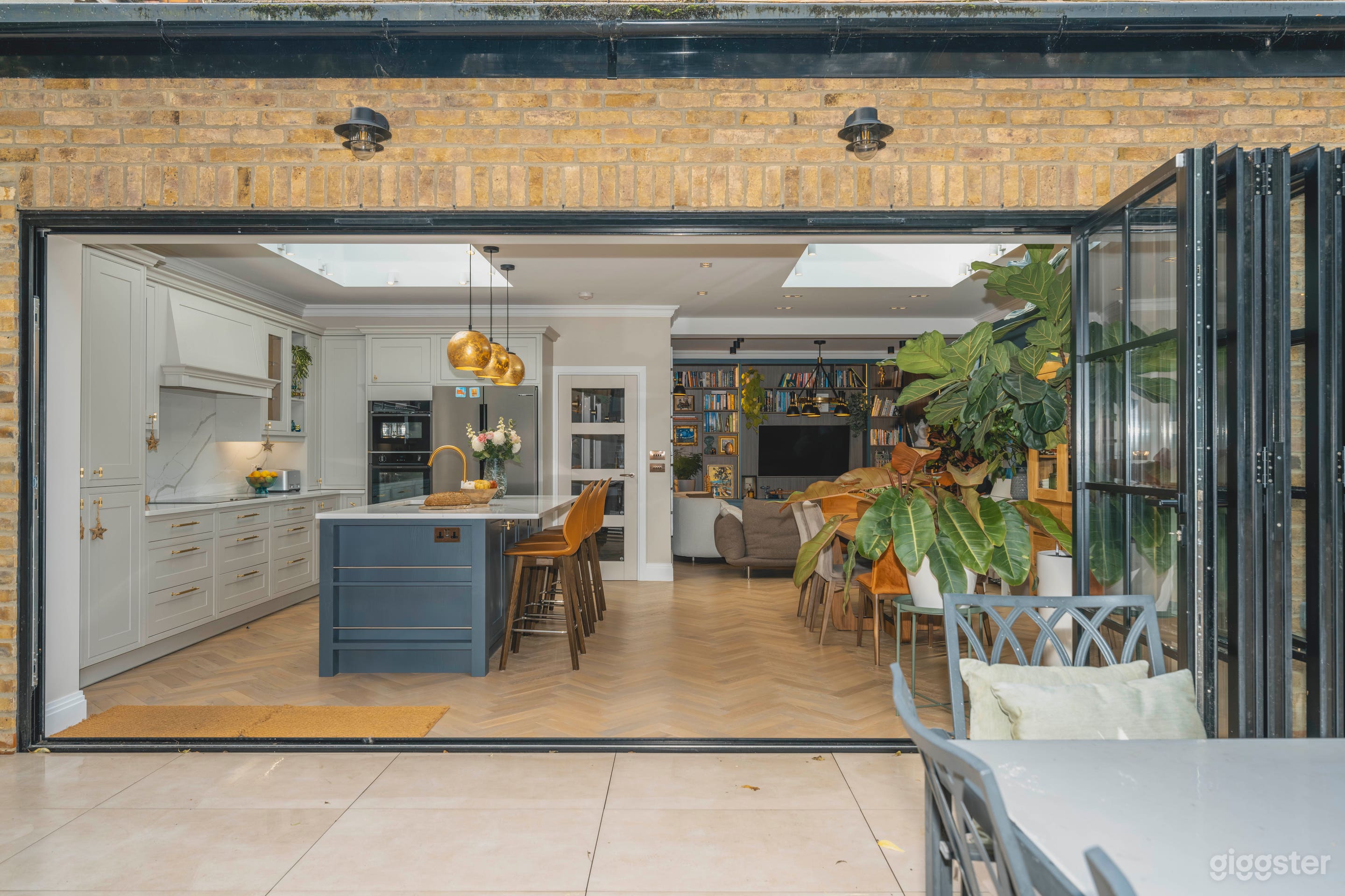 Luxury House with Patio and Garden in Hampstead Photo 3