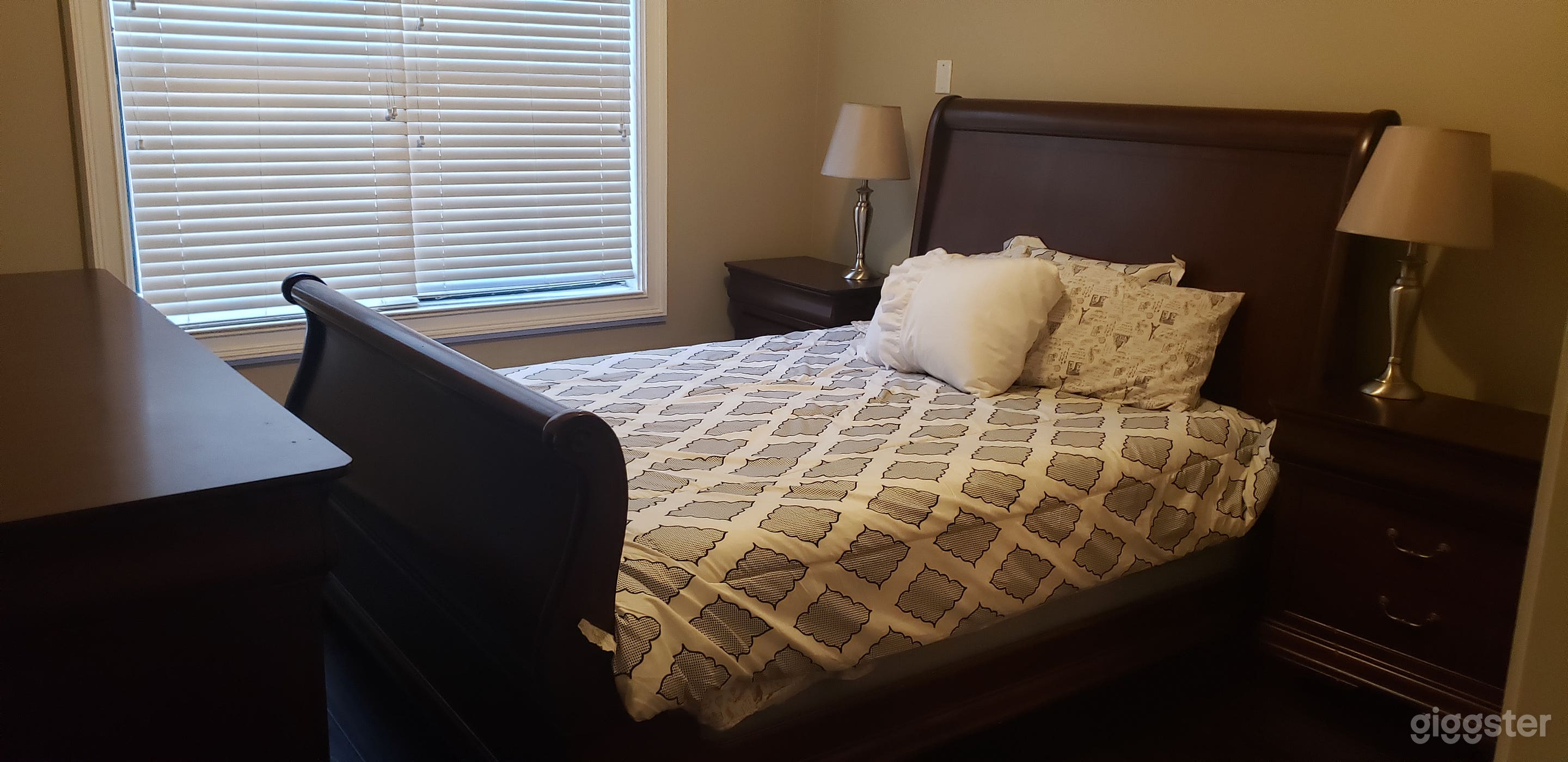 Luxury urban setting Photo 4