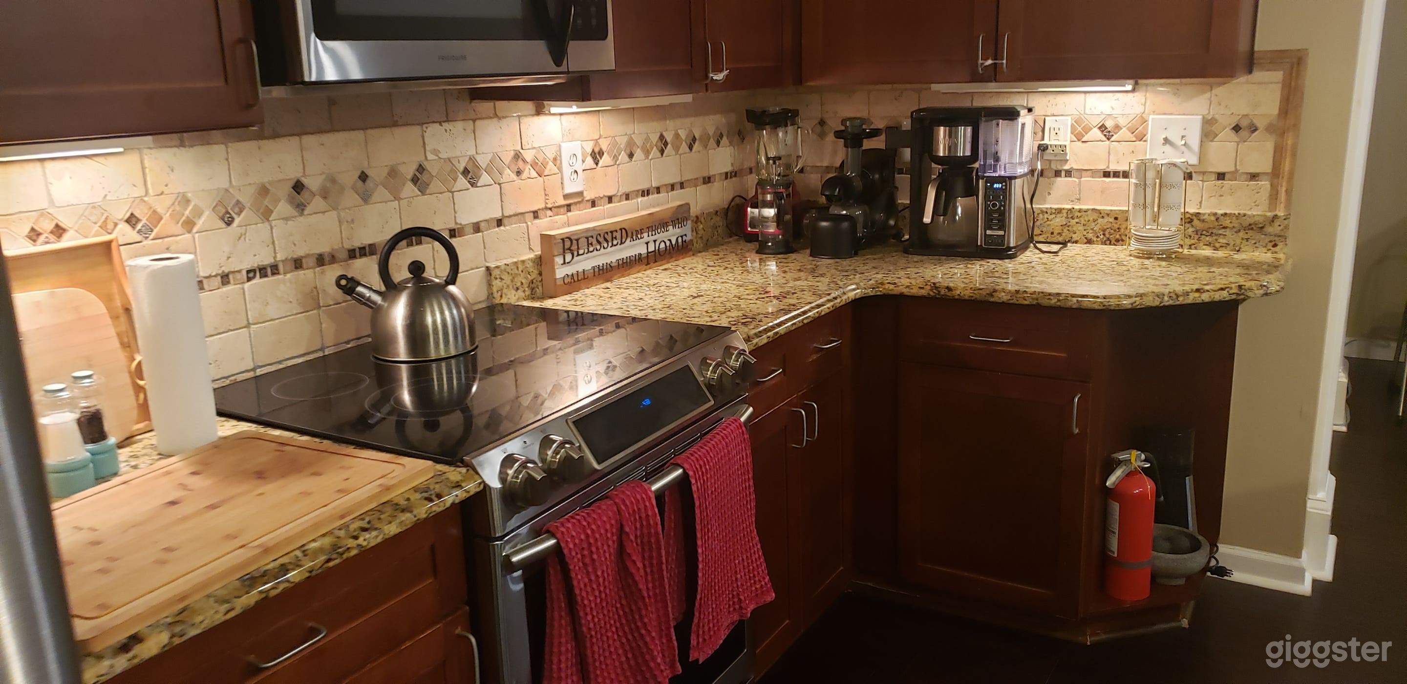 Luxury urban setting Photo 3