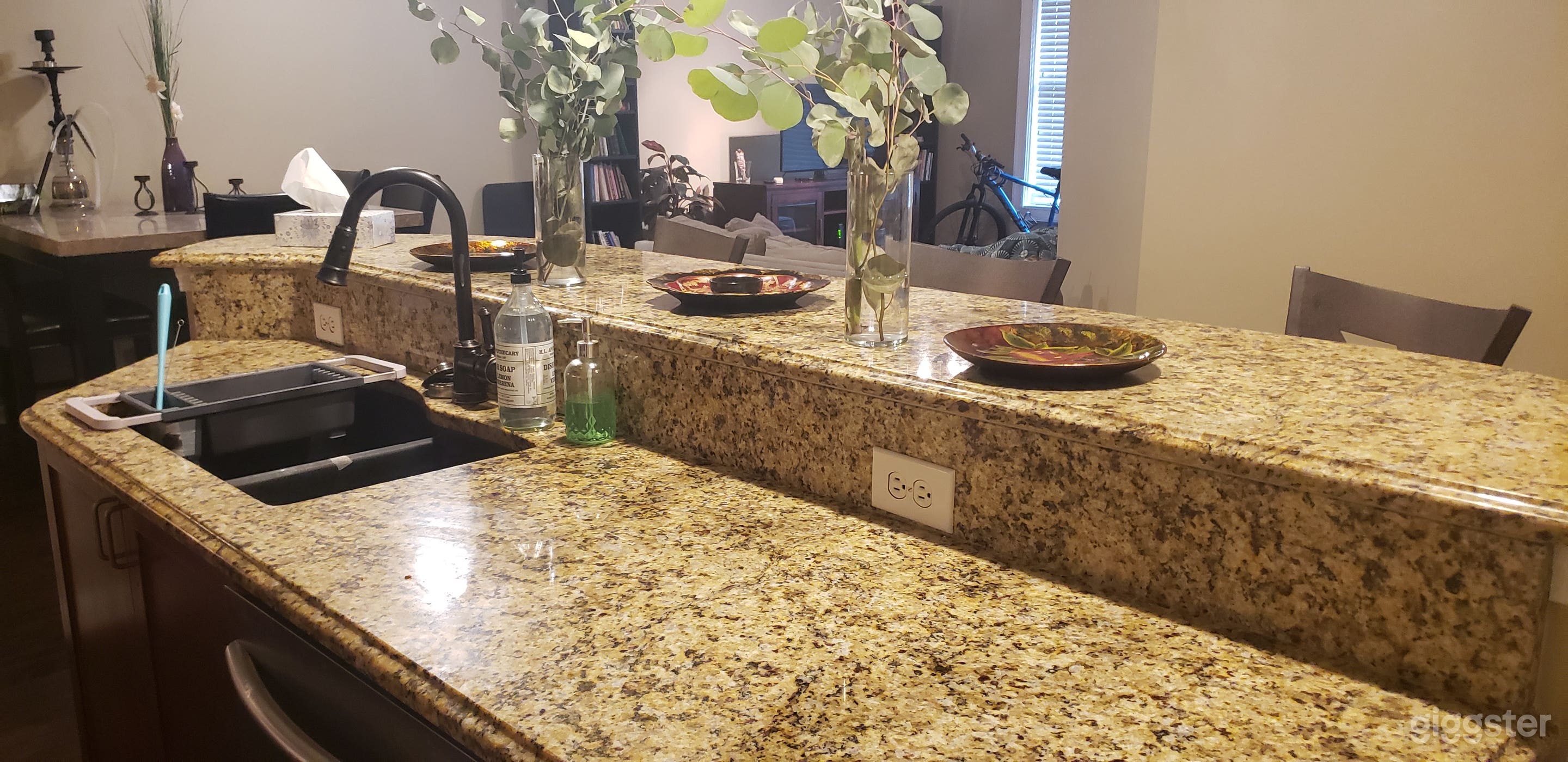 Luxury urban setting Photo 1