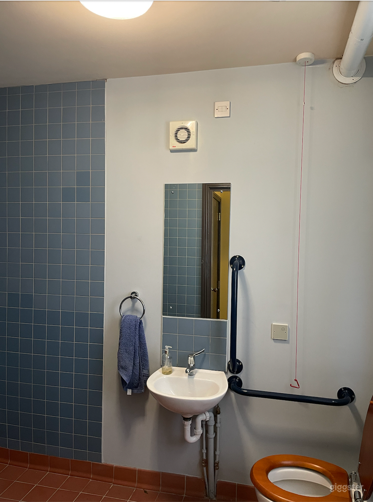  Bathroom (Ground Floor) 