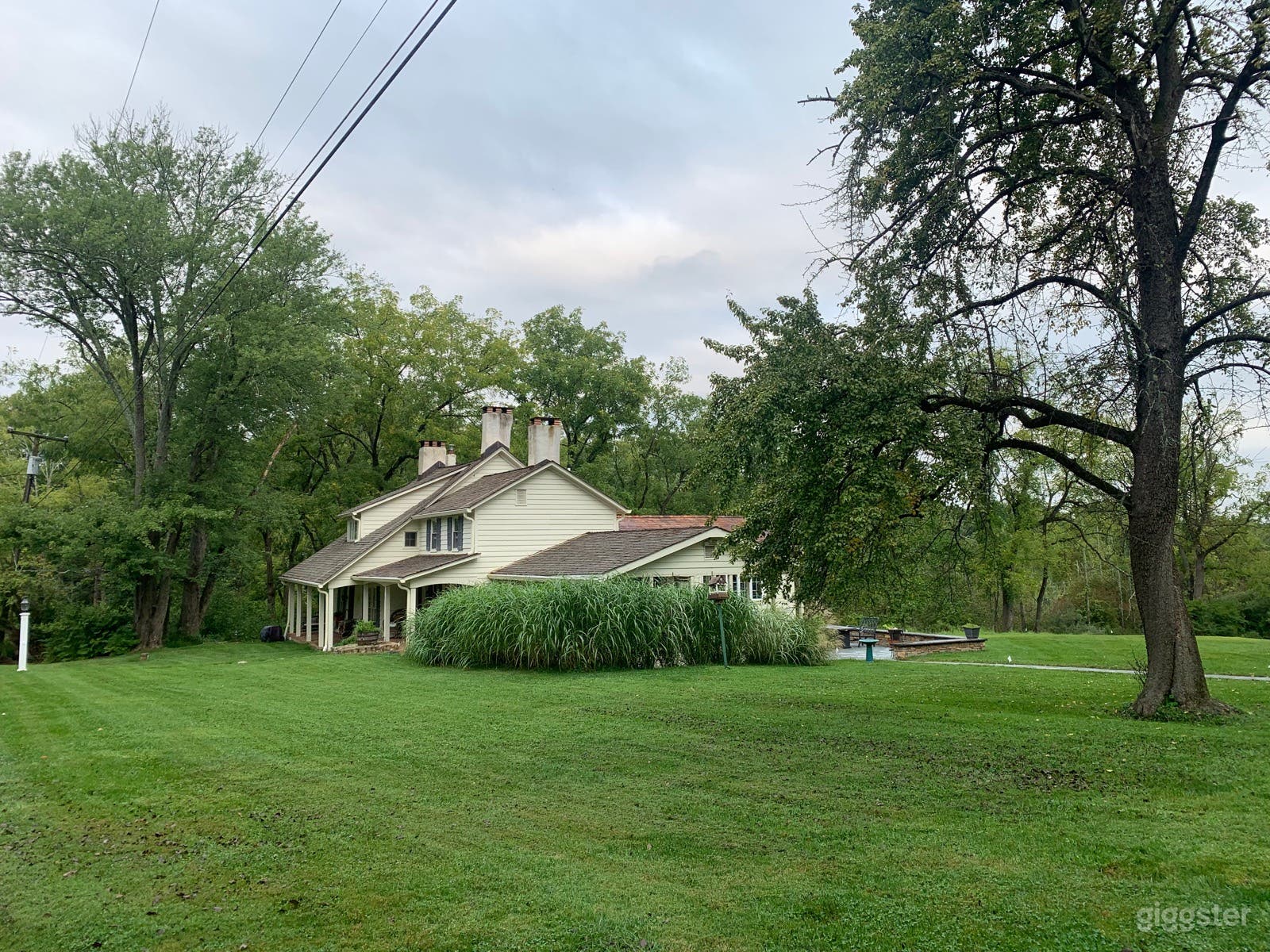 Charming country home with pond &amp; tennis court on 3 acres Photo 4