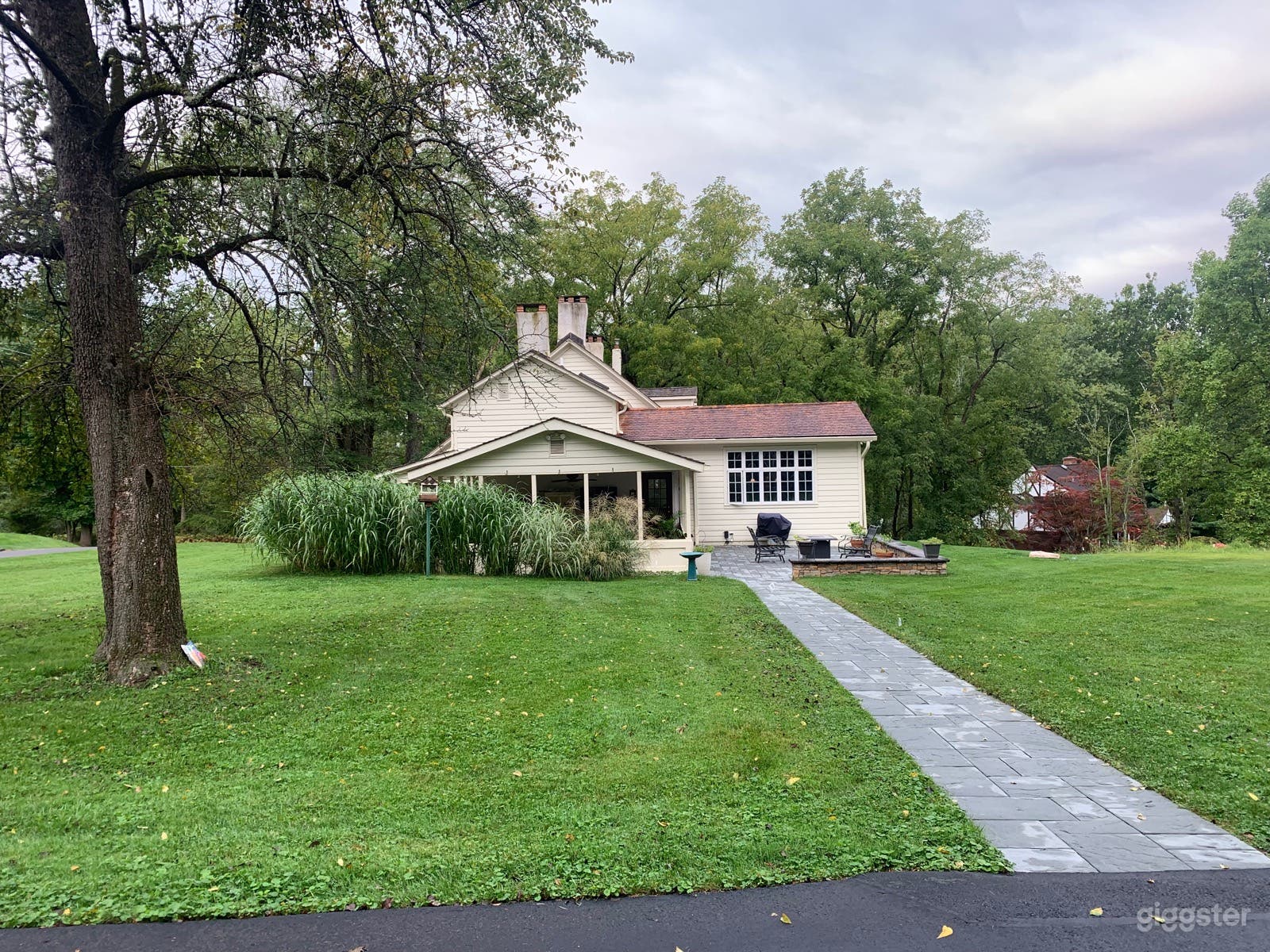 Charming country home with pond &amp; tennis court on 3 acres Photo 3