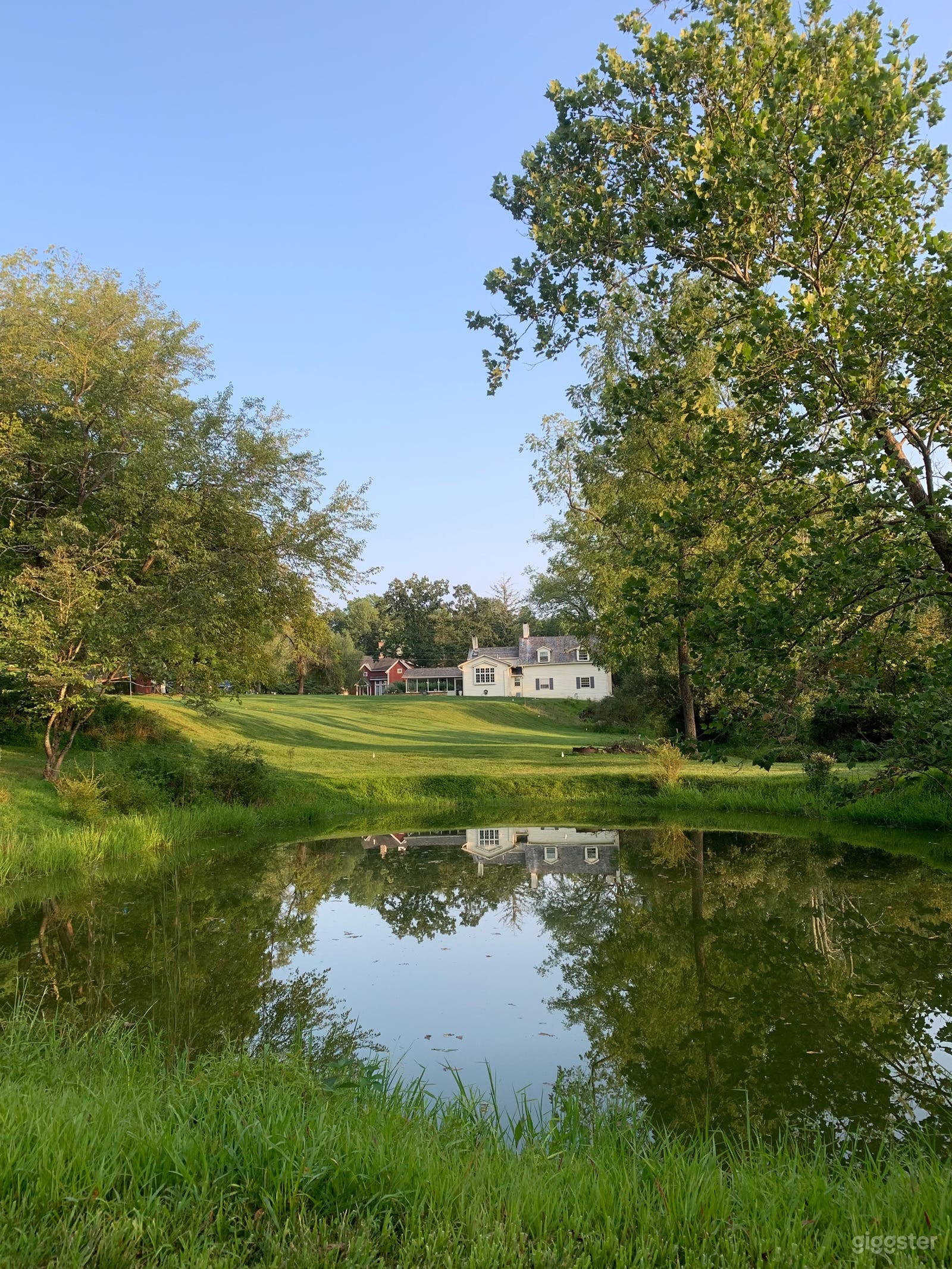 Charming country home with pond &amp; tennis court on 3 acres Photo 2