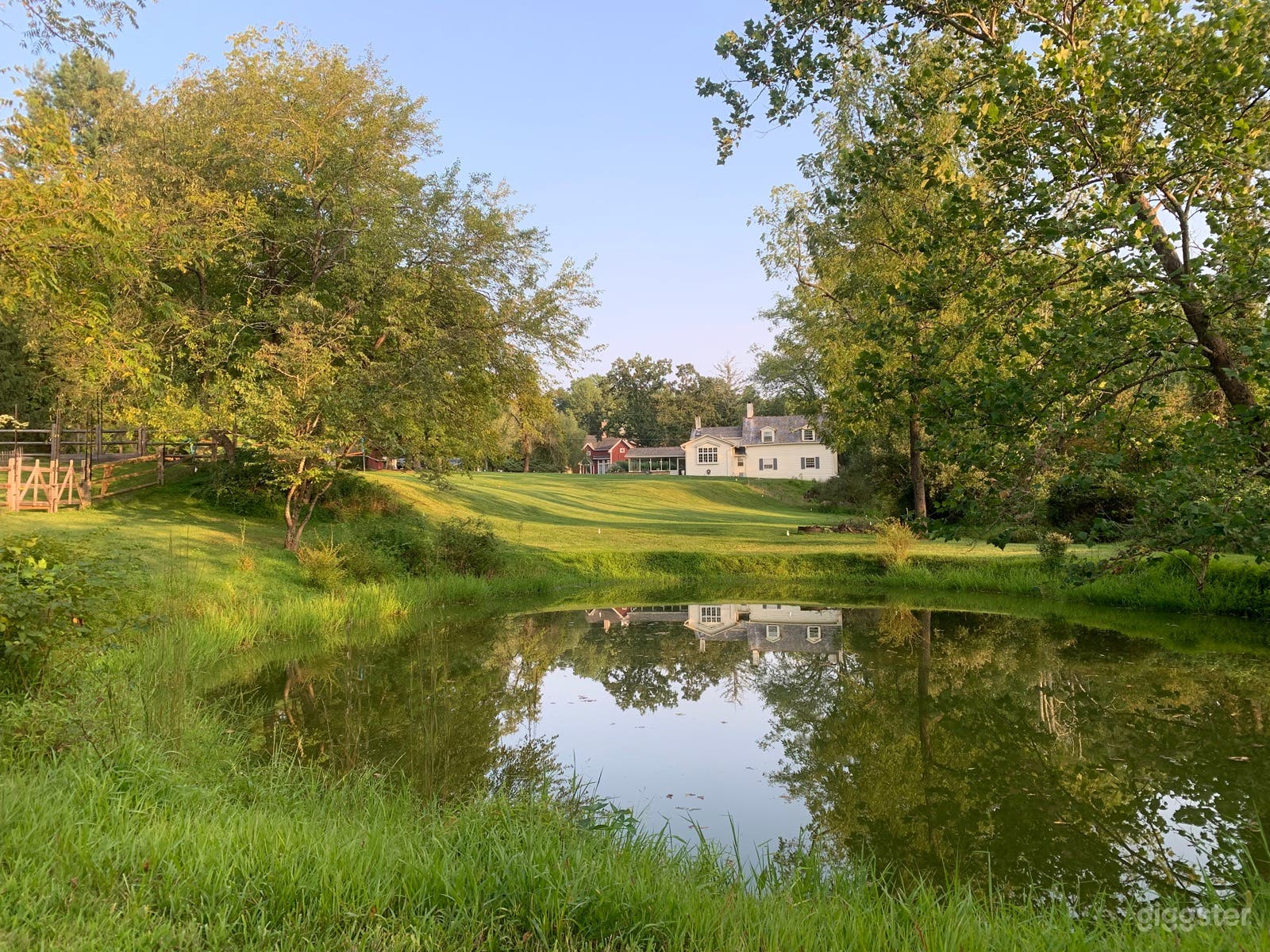 Charming country home with pond &amp; tennis court on 3 acres Photo 1